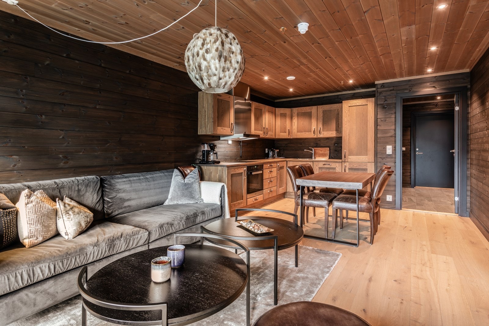 "Utsikt" fra hallen mot både stue og soverom gir en harmonisk og funksjonell romflyt. Galleribilde