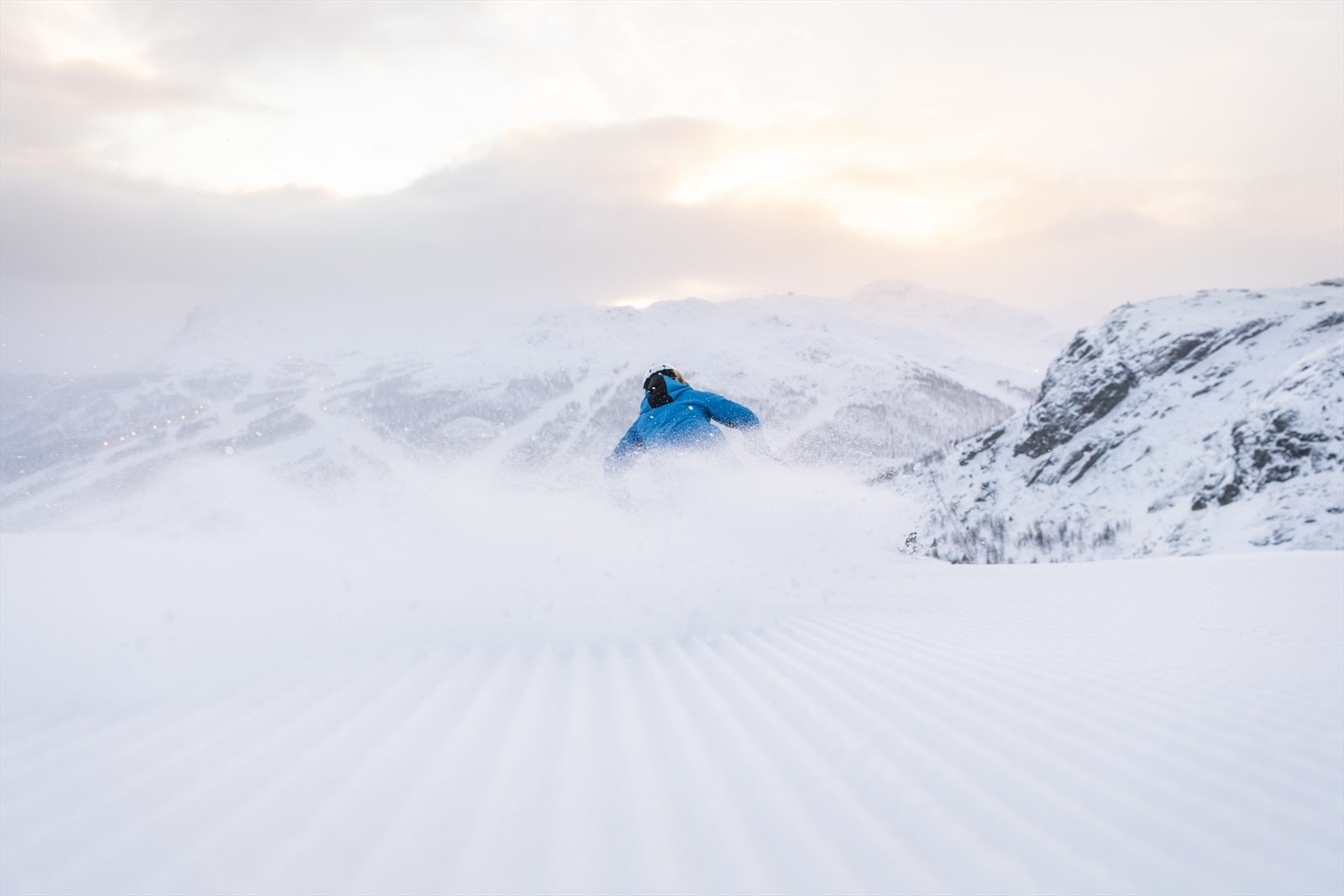 Enten du er ute etter rå alpinkjøring, magiske toppturer, familiekos i bakken eller afterski med trøkk, har Hemsedal noe for deg. Foto: Ola Matsson. Galleribilde