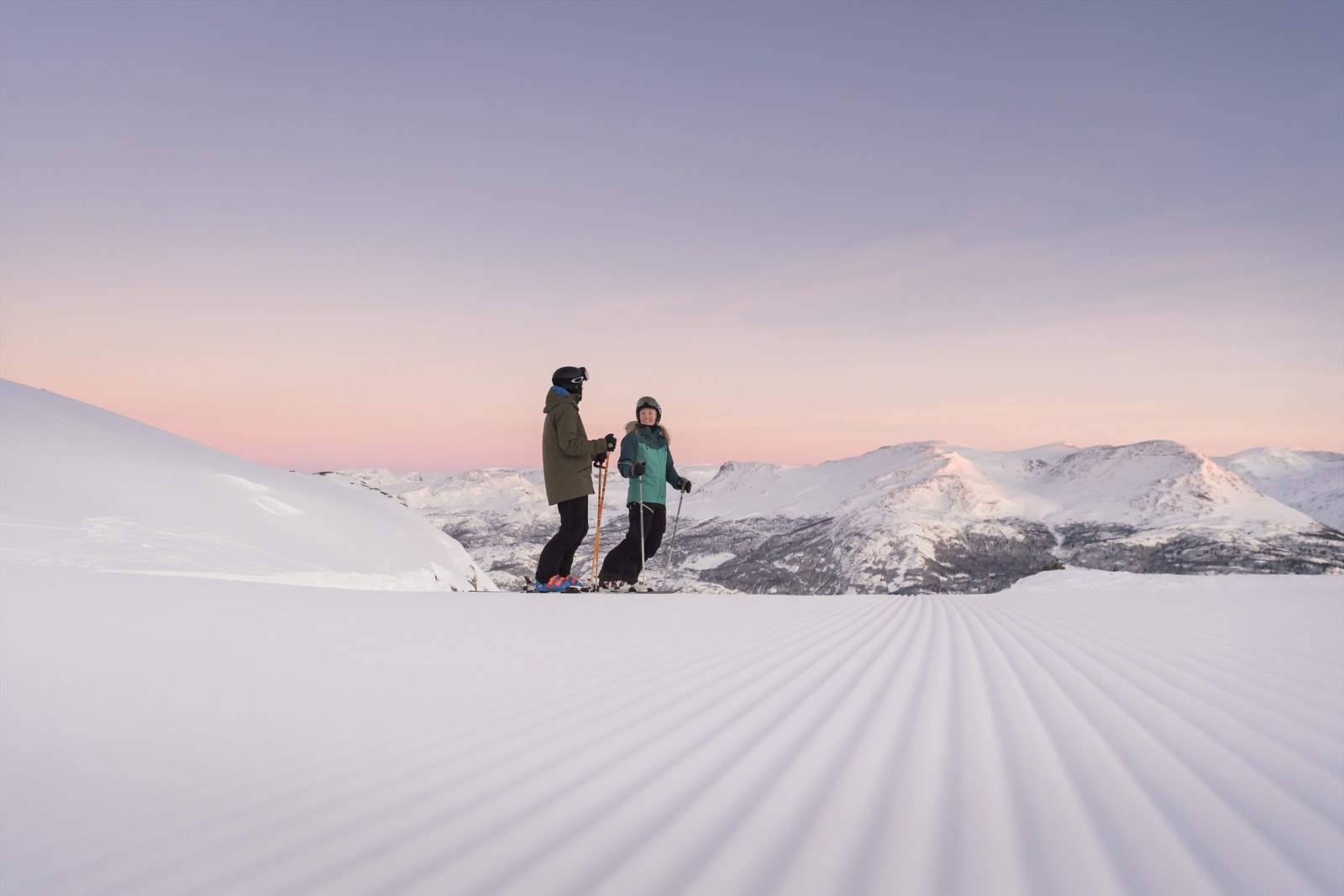 Hemsedal er ikke bare et skisted - det er en livsstil. Her kan du starte dagen med soloppgang på toppen av fjellet, leke deg i over 50 nedfarter, Galleribilde