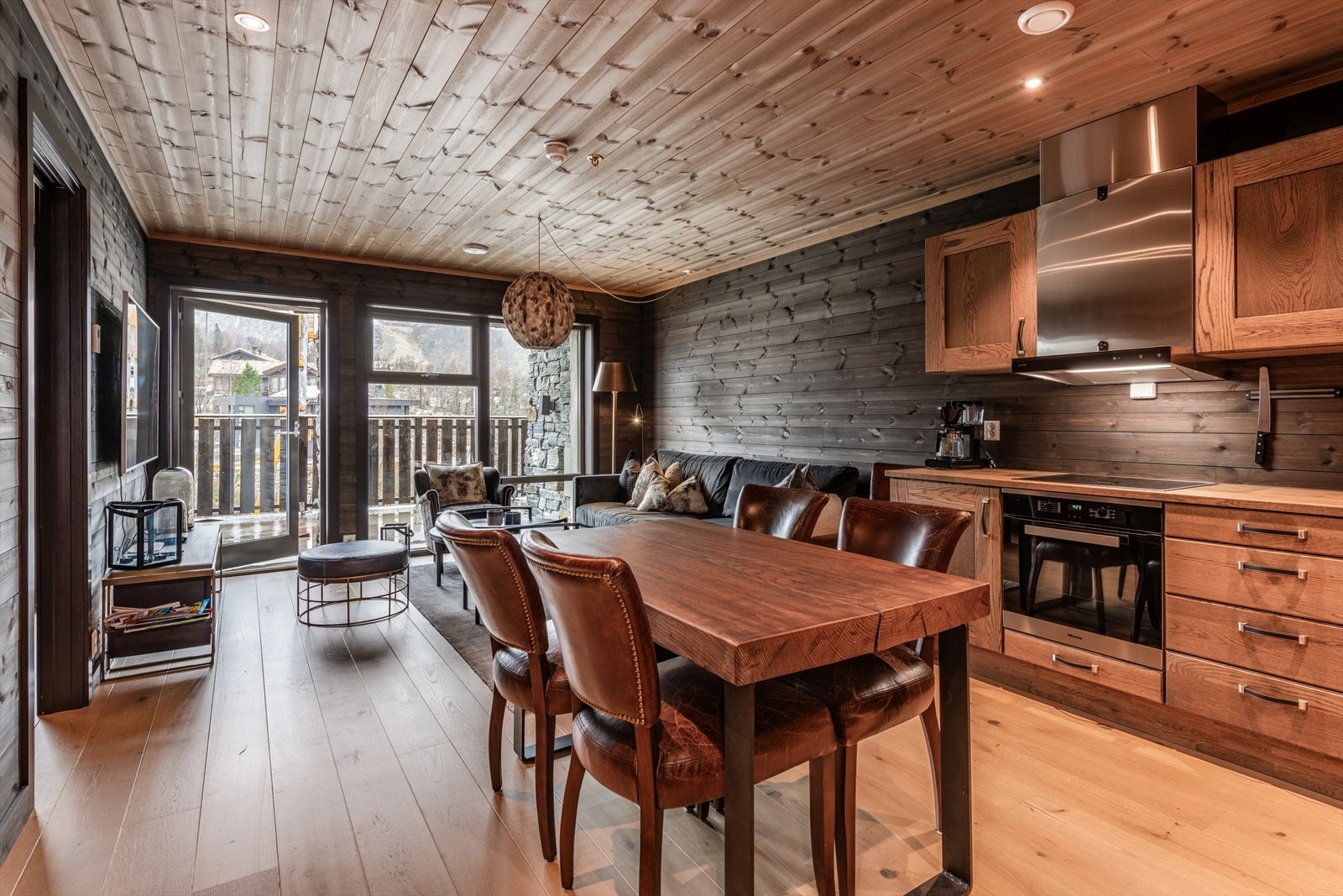 Åpen stue/kjøkkenløsning med store vindusflater som slipper inn rikelig med naturlig lys og rammer inn den flotte utsikten. Galleribilde