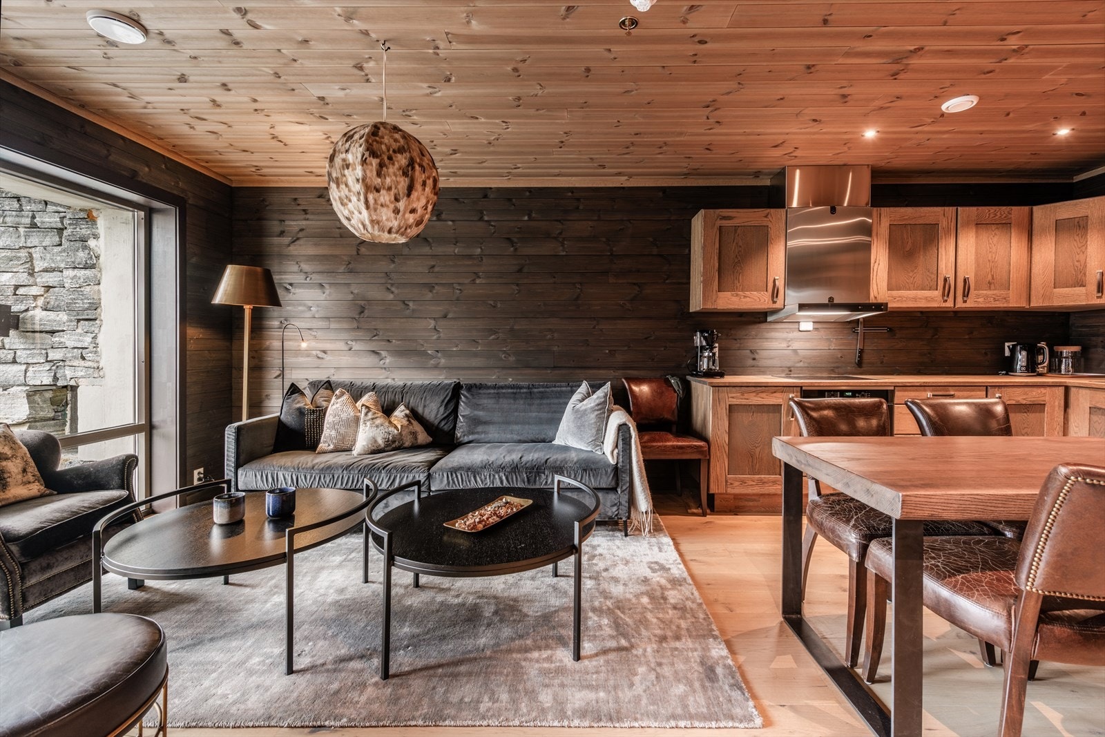 En lun og elegant fjellleilighet med fokus på komfort, design og gode materialer. Galleribilde