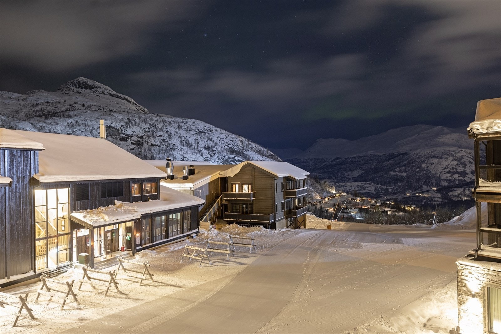 Kveldsstemning med preparerte bakker og flotte omgivelser. Her er det bare og nyte den gode fjellfølelsen! Galleribilde