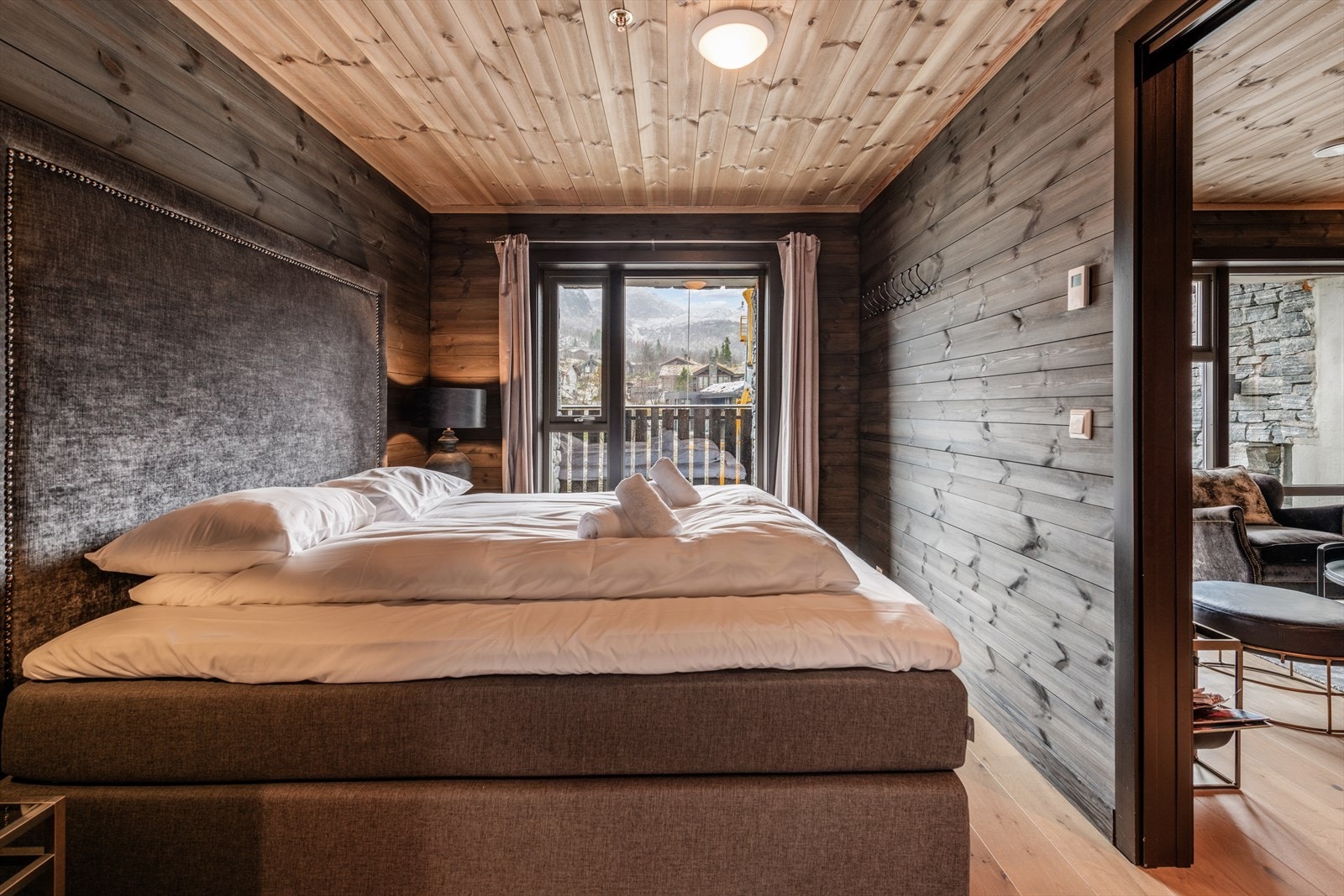 Store vindusflater på hovedsoverommet. Galleribilde