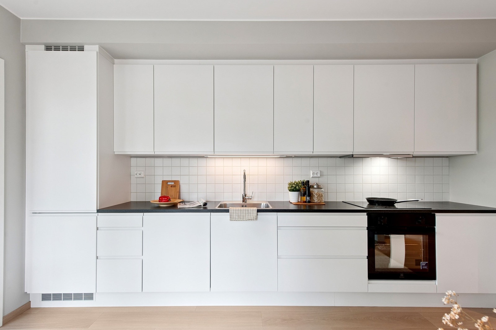 Moderne klassisk kjøkkeninnredning, integrerte hvitevarer, oppvaskmaskin, kjøl-frys, ovn og koketopp. God med skapplass. Galleribilde