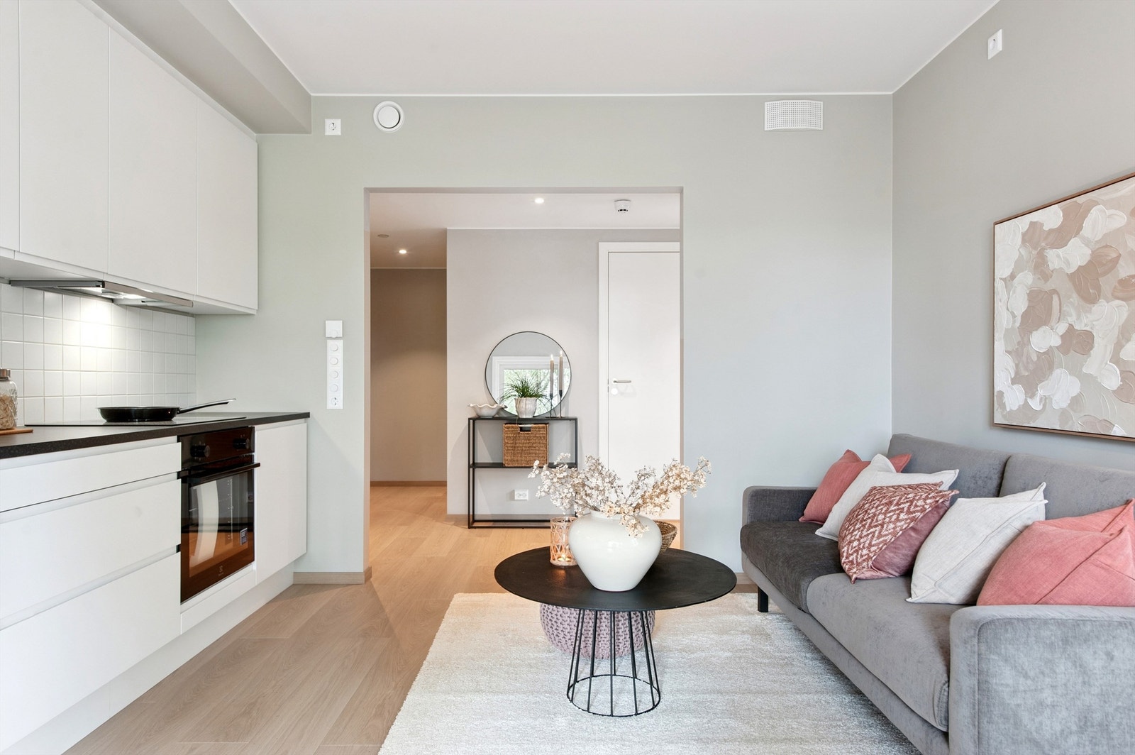 Allrom mot gangarealet. Døren vi ser er praktisk god bod. I tillegg er det bod i kjeller. Galleribilde