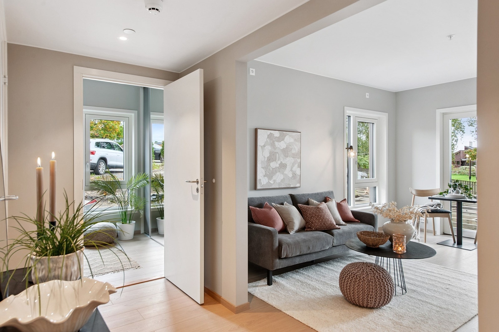 Leiligheten ligger på hjørnet som gir fint innfall av dagslys. Utomhus er ferdigstilt, grønn plen kommer til våren. Galleribilde