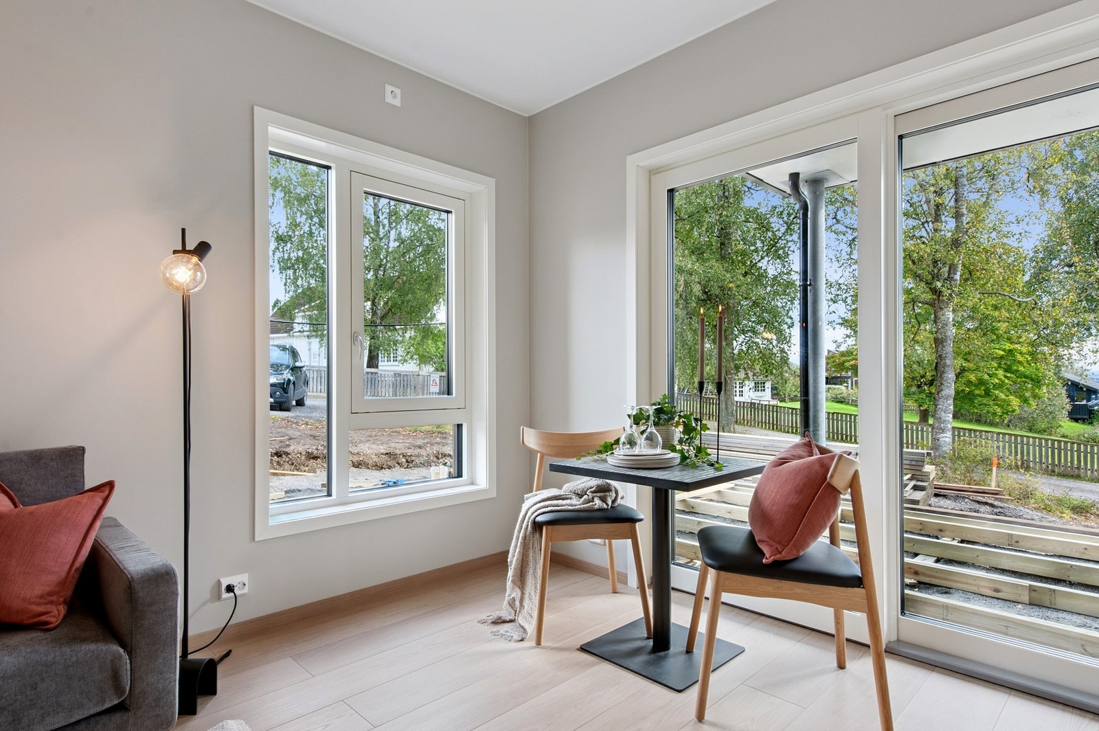 De store vindusflatene gir godt innfall av dagslys og leiligheten har hyggelig utsyn. Stor hjørneterrasse som nå er ferdigstilt. Galleribilde