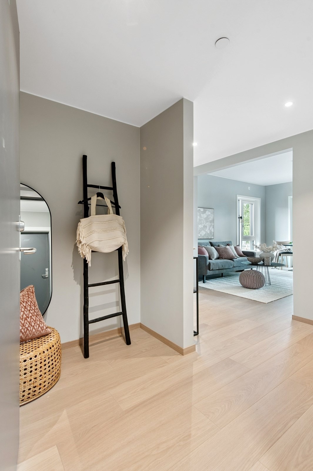 Velkommen inn! Fin entre med romslig garderobenisje. I tilknytning til gangarealet er det adkomst til bad og bod. Galleribilde