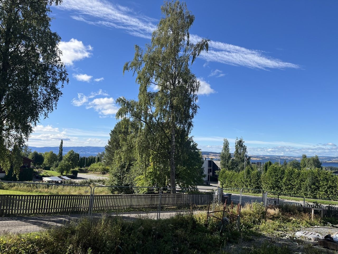 Leiligheten har en stor hjørneterrasse med flott utsikt mot Mjøsa. Den kan også nytes fra stuen inne i leiligheten. Galleribilde