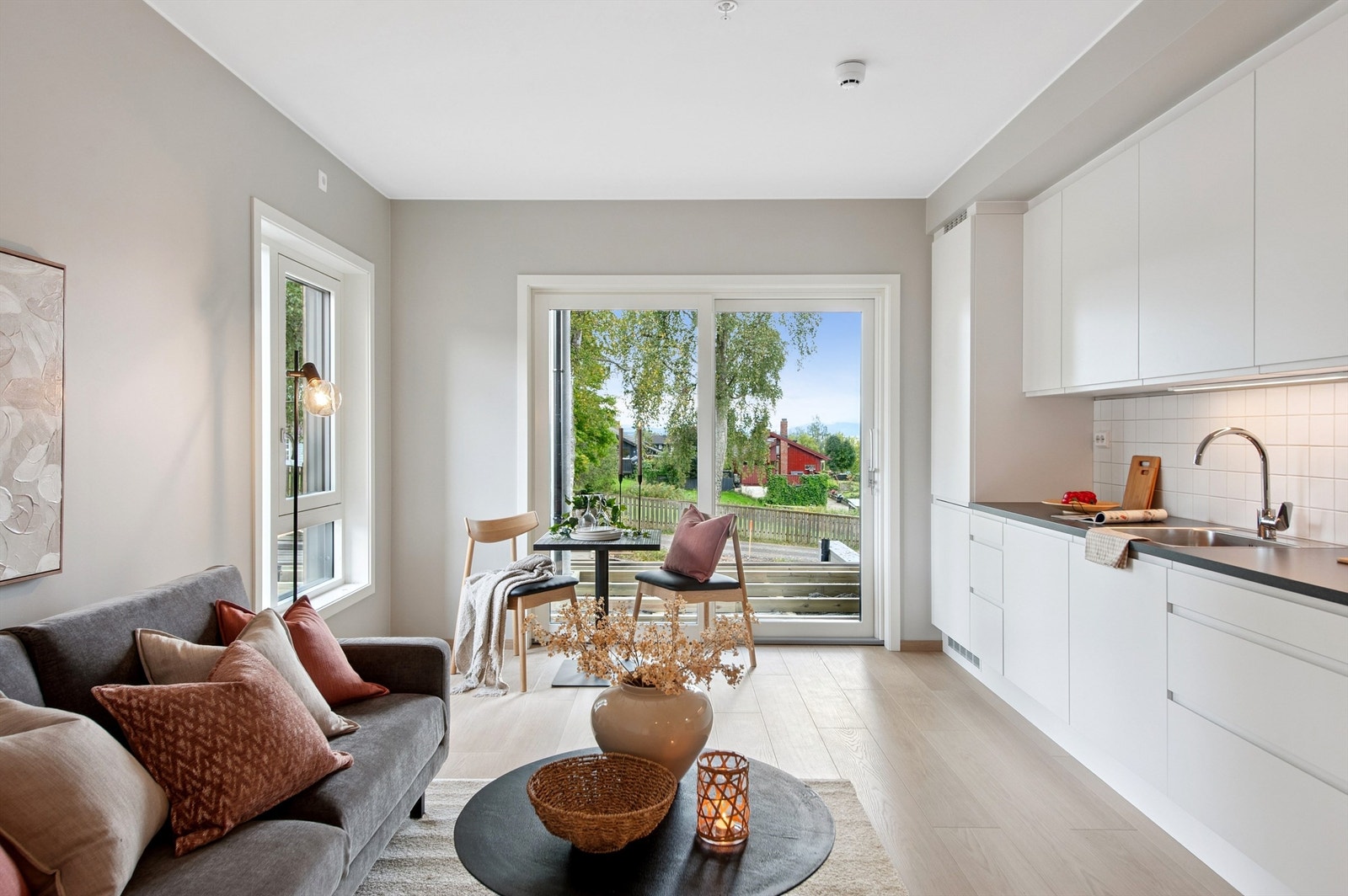 Stue-kjøkken med praktisk skyvedør ut til stor hjørne terrasse med fritt utsyn. Terrassen utenfor er nå ferdigstilt. Galleribilde