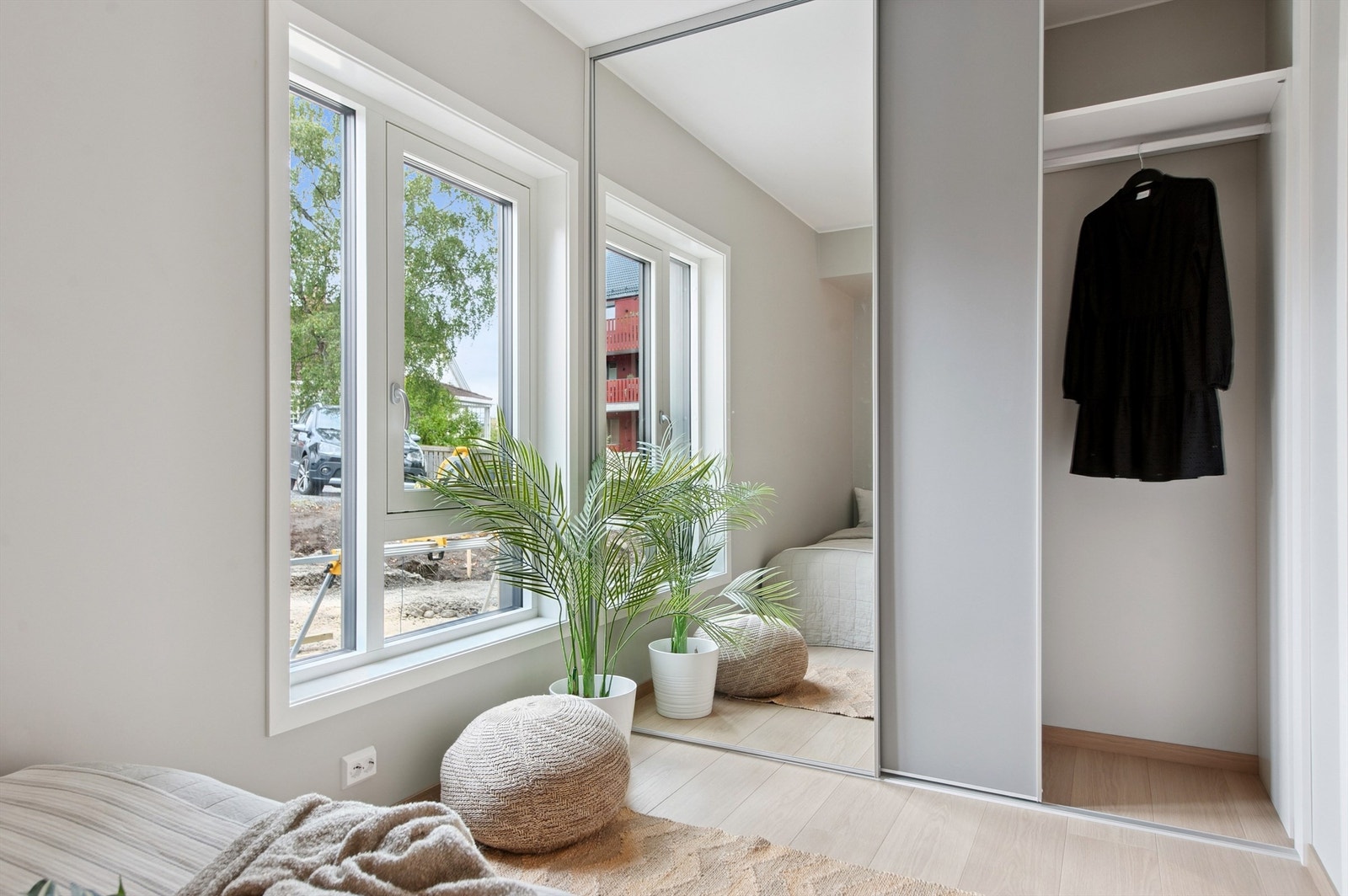 Fin skyvedørsgarderobe og utsyn fra soverommet. Galleribilde