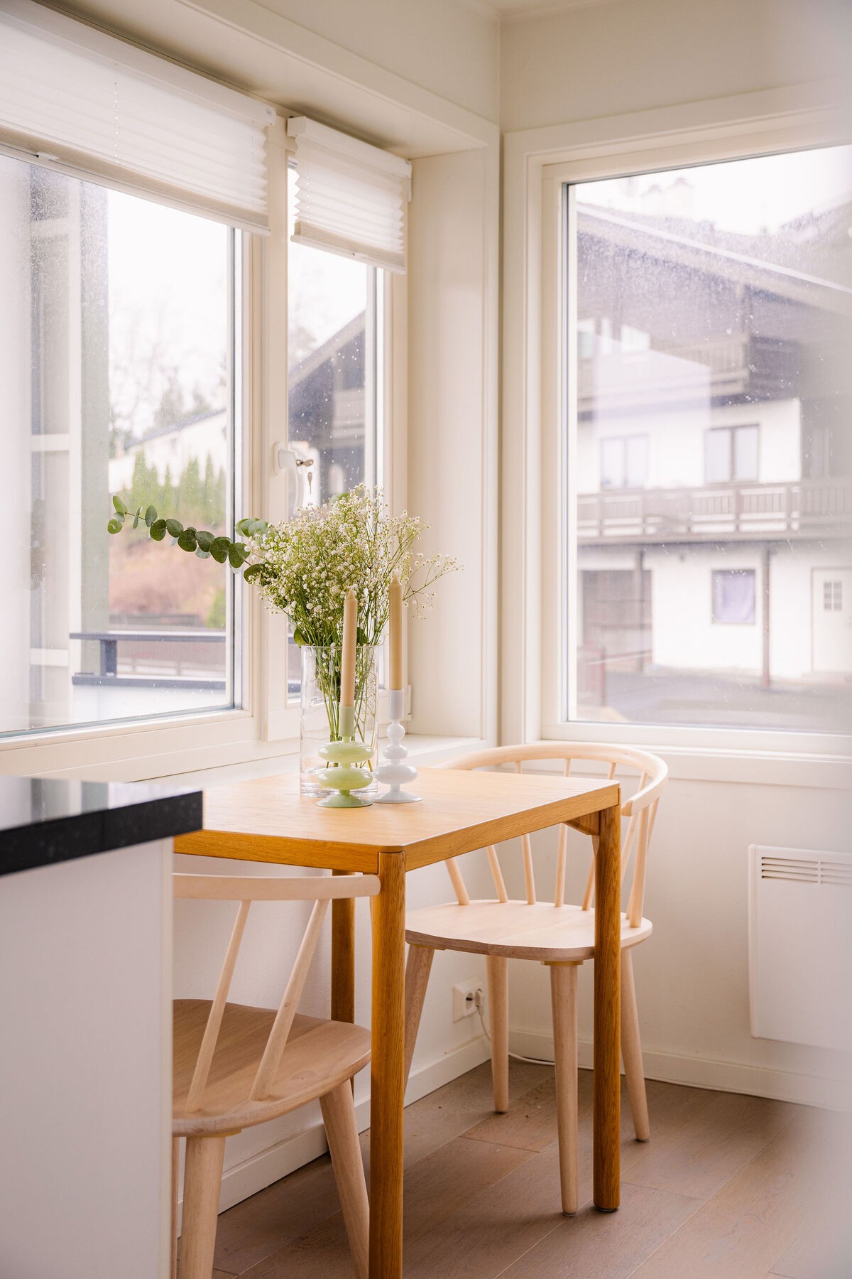 I hjørnet er det god plass til et hyggelig frokostbord. Galleribilde