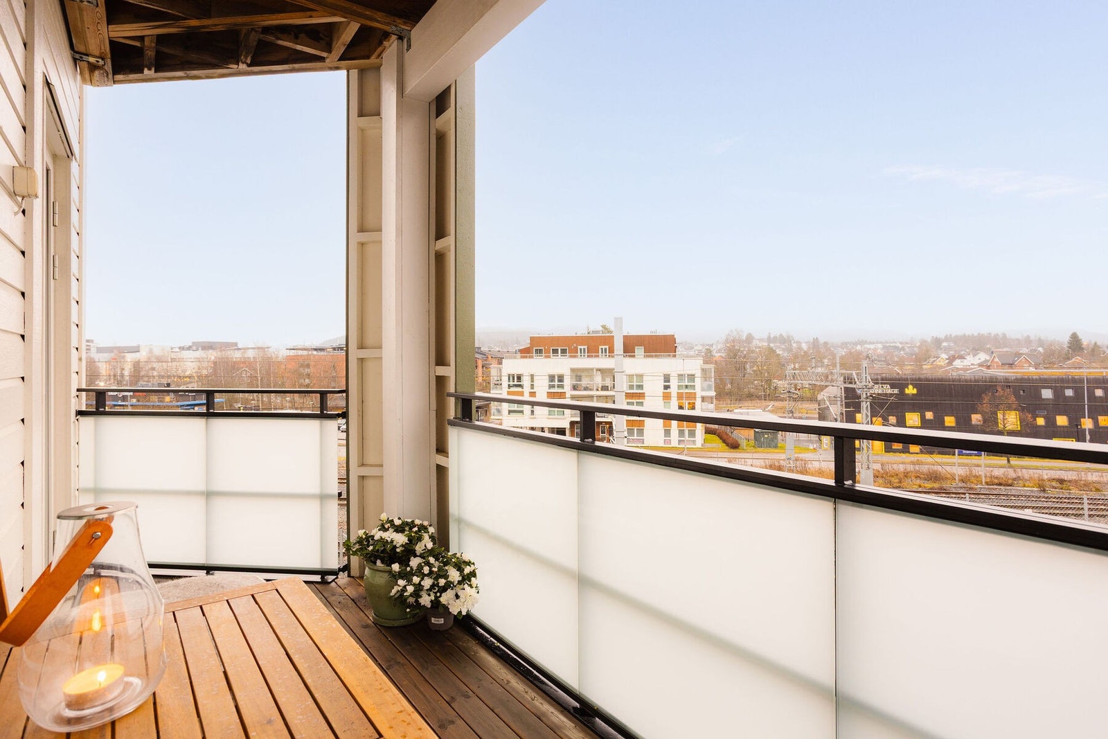 Her ute er det fin plass til sittegruppe. Gode solforhold er det også. Et koselig sted å oppholde seg. Galleribilde