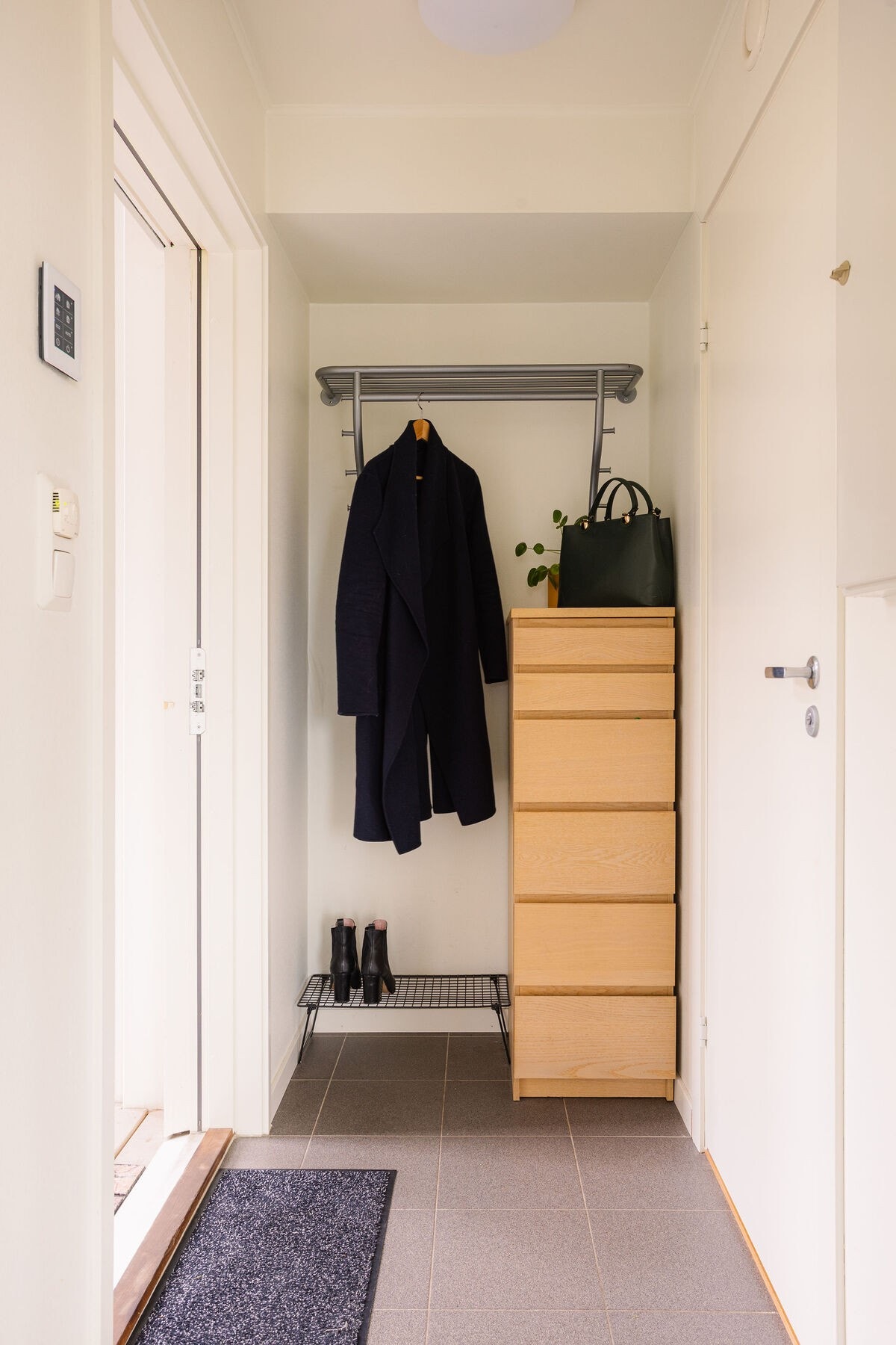 Velkommen inn! Entreen binder sammen rommene på en fin måte. Det er verdt å merke seg at det også er gulvvarme i entreen. Herfra finner vi også inngangen til badet. Galleribilde