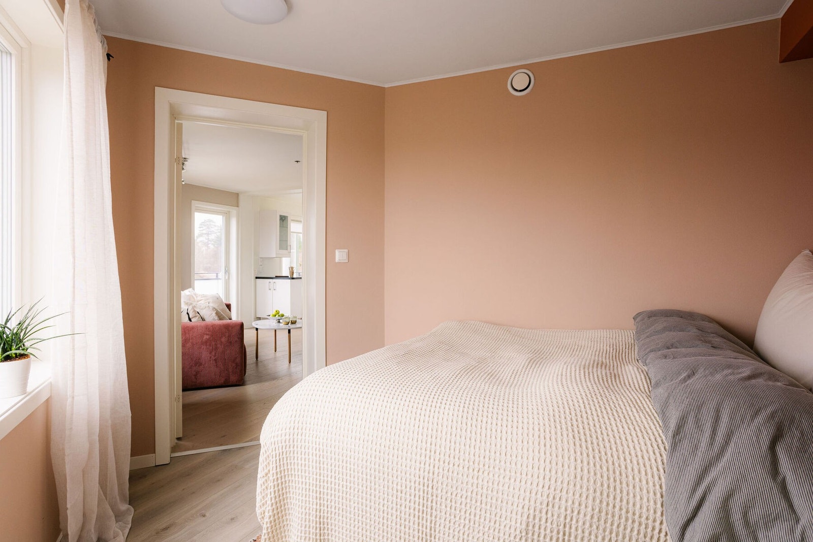 Rommet er malt i to kontrastfarger. Deilig atmosfære! Galleribilde