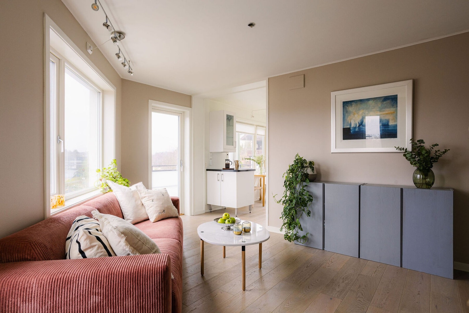 Her er det rikelig med plass til sofagruppe, salongbord og sjenk. Galleribilde