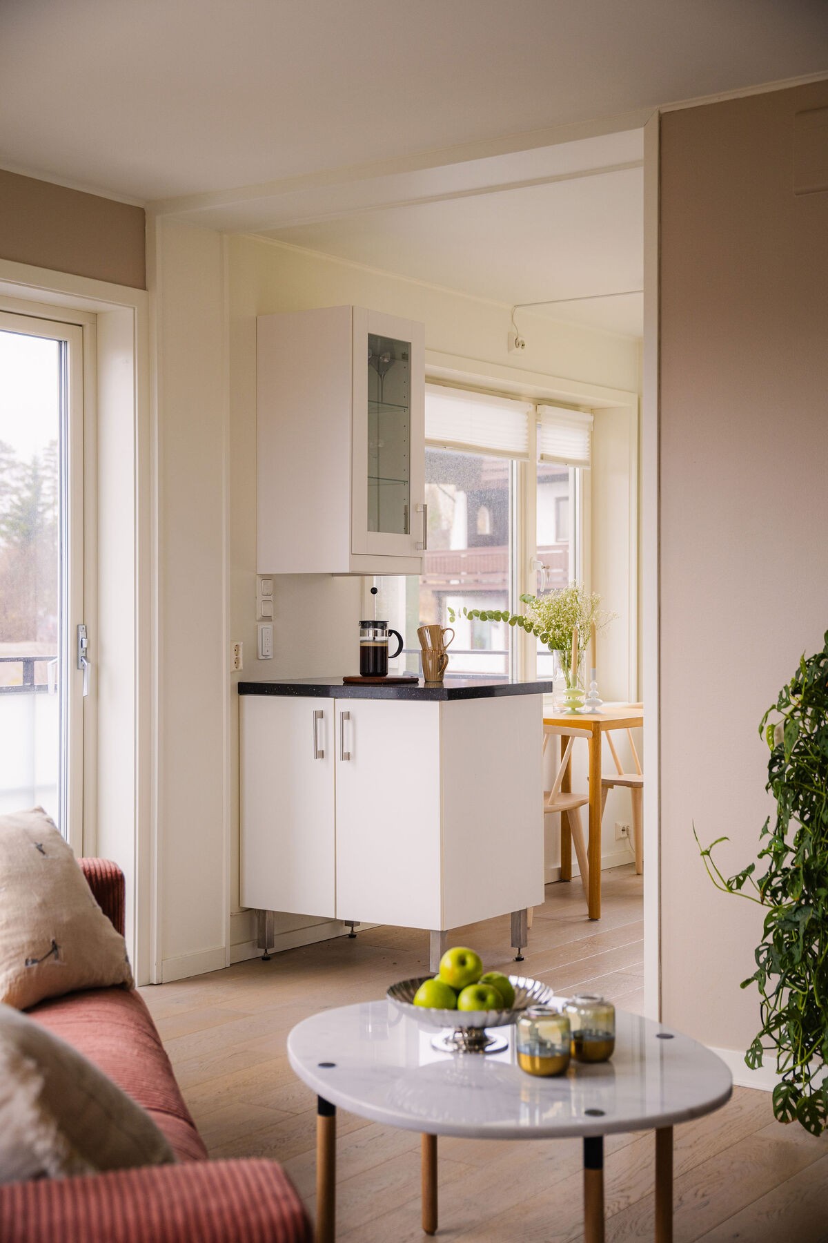 Vi beveger oss videre inn til kjøkkenet, som ligger i en fin løsning mot stuen. Galleribilde