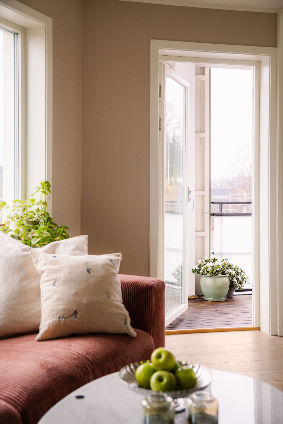 Herfra er det utgang til den herlige balkongen. Vi går ut! Galleribilde