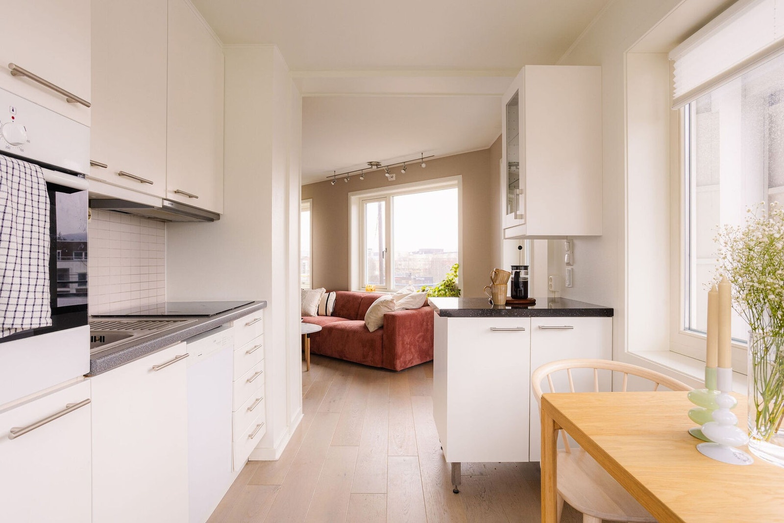 Kjøkkenet har rikelig med skapplass i både over- og underskap. Her er det også en meget praktisk øy for ekstra benkeflate og oppbevaring. Galleribilde