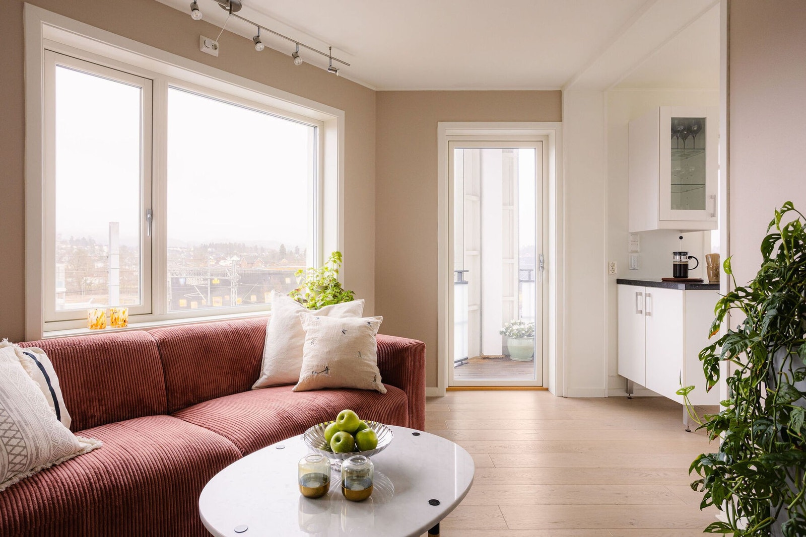 Den interne beliggenheten på hjørnet gir masse lysinnslipp og lite innsyn. Galleribilde