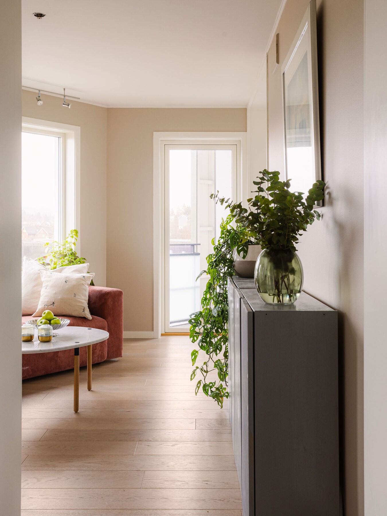 Stuen er det store oppholdsrommet, og er et naturlig sted å fortsette. Galleribilde