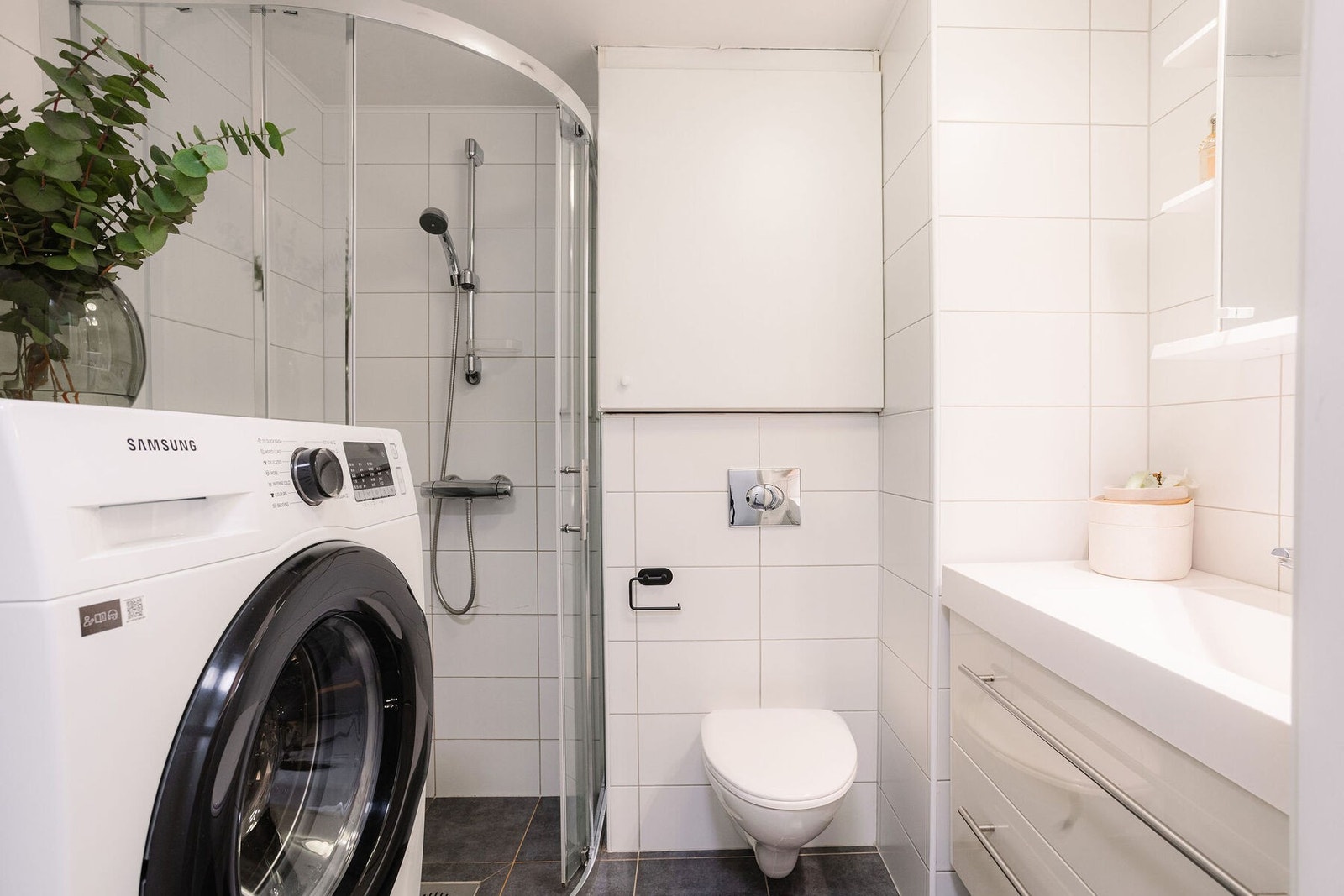 Tidløst flislagt baderom med gulvvarme. Opplegg for vaskemaskin. Galleribilde