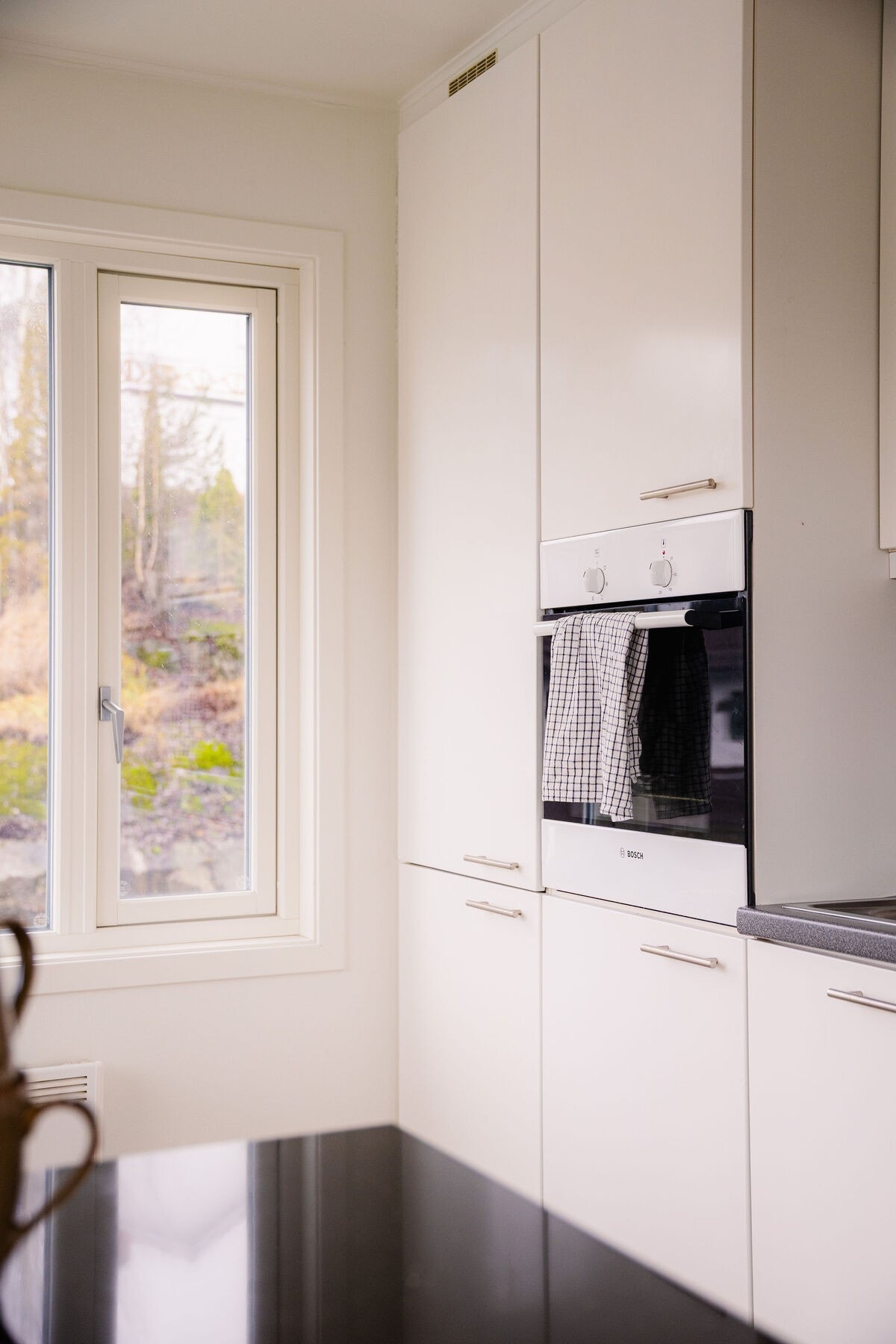 Innredningen består av glatte fronter og benkeplate av laminat. Av integrerte hvitevarer finner du her: Platetopp, stekeovn og kjøl/frys. Opplegg for oppvaskmaskin der oppvaskmaskinen medfølger salget. Galleribilde