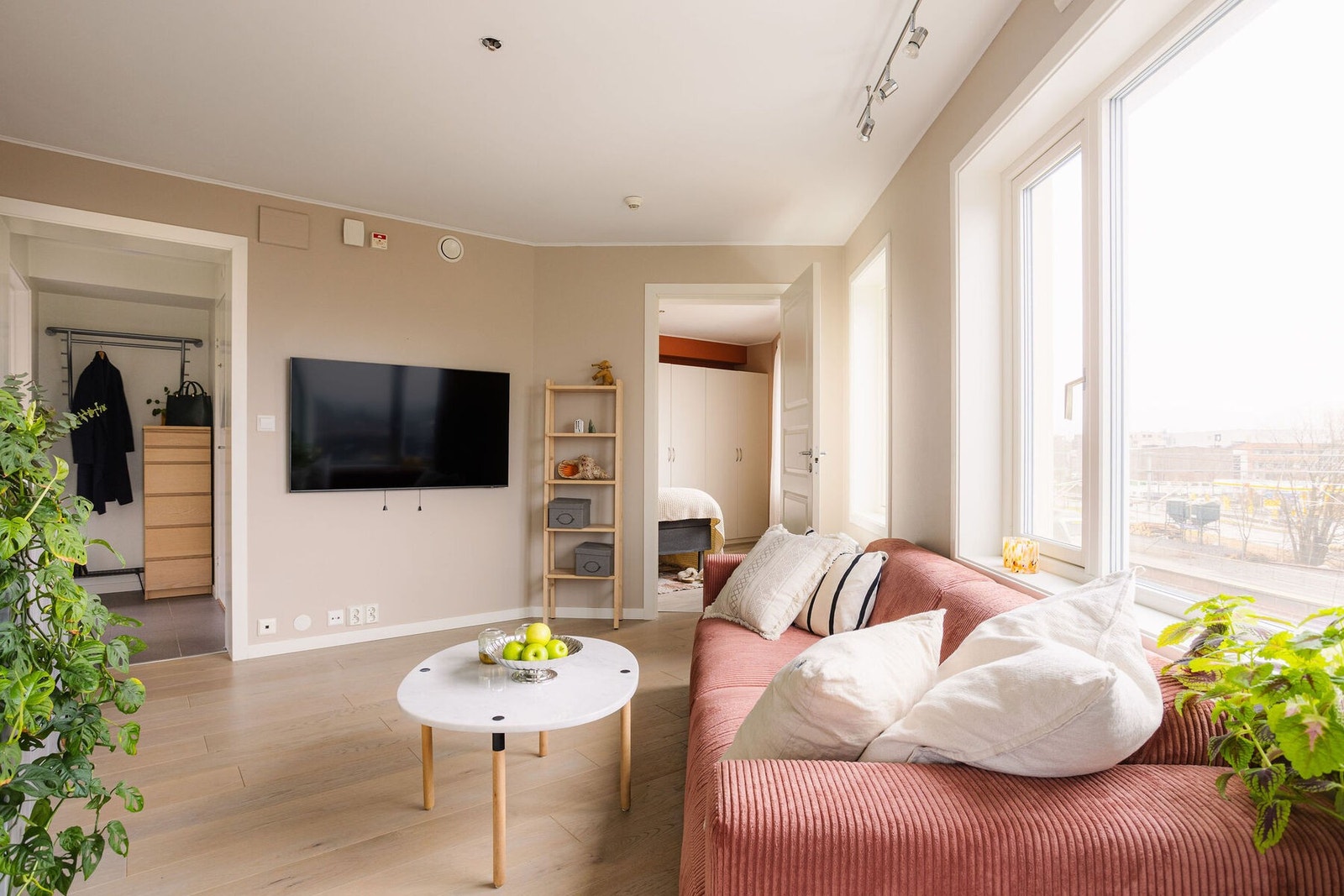 Vi er tilbake i stuen. Stuen har en behagelig og tidsriktig fargepalett. Galleribilde