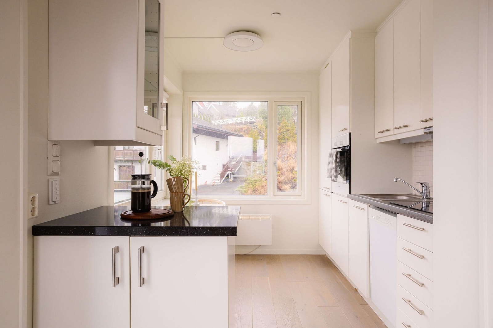 Kjøkkenet har en tidløs innredning. Galleribilde