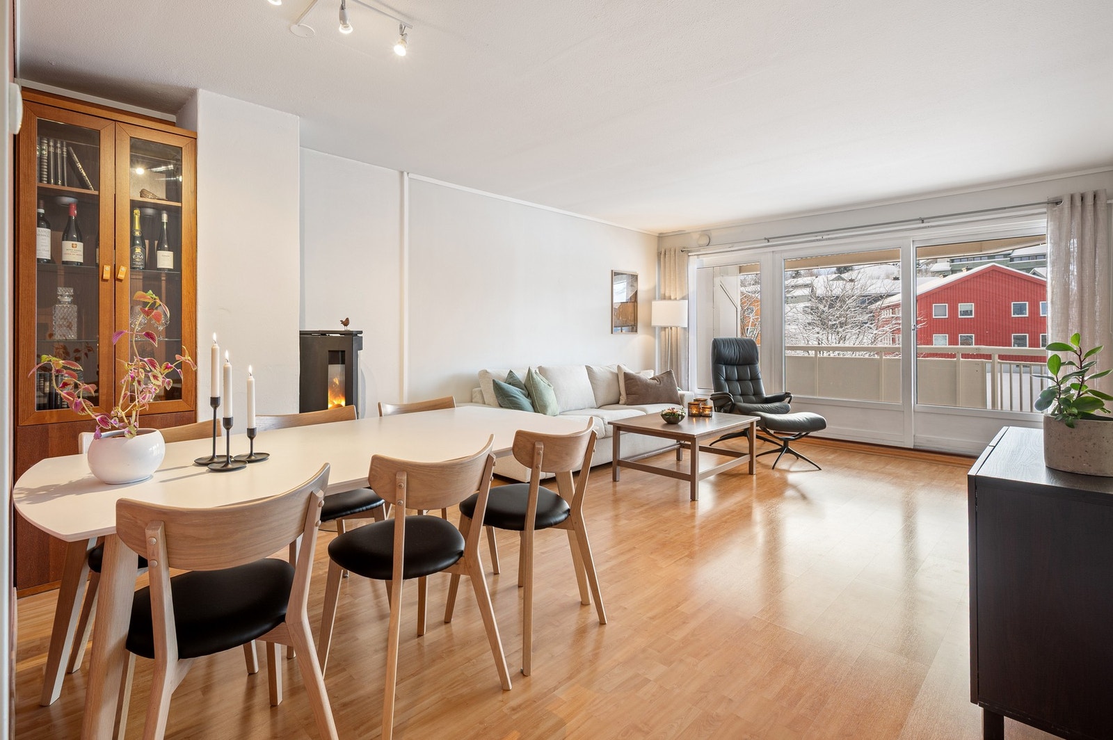 I forlengelsen av stuen finnes det plass til en hyggelig spiseplass. Galleribilde