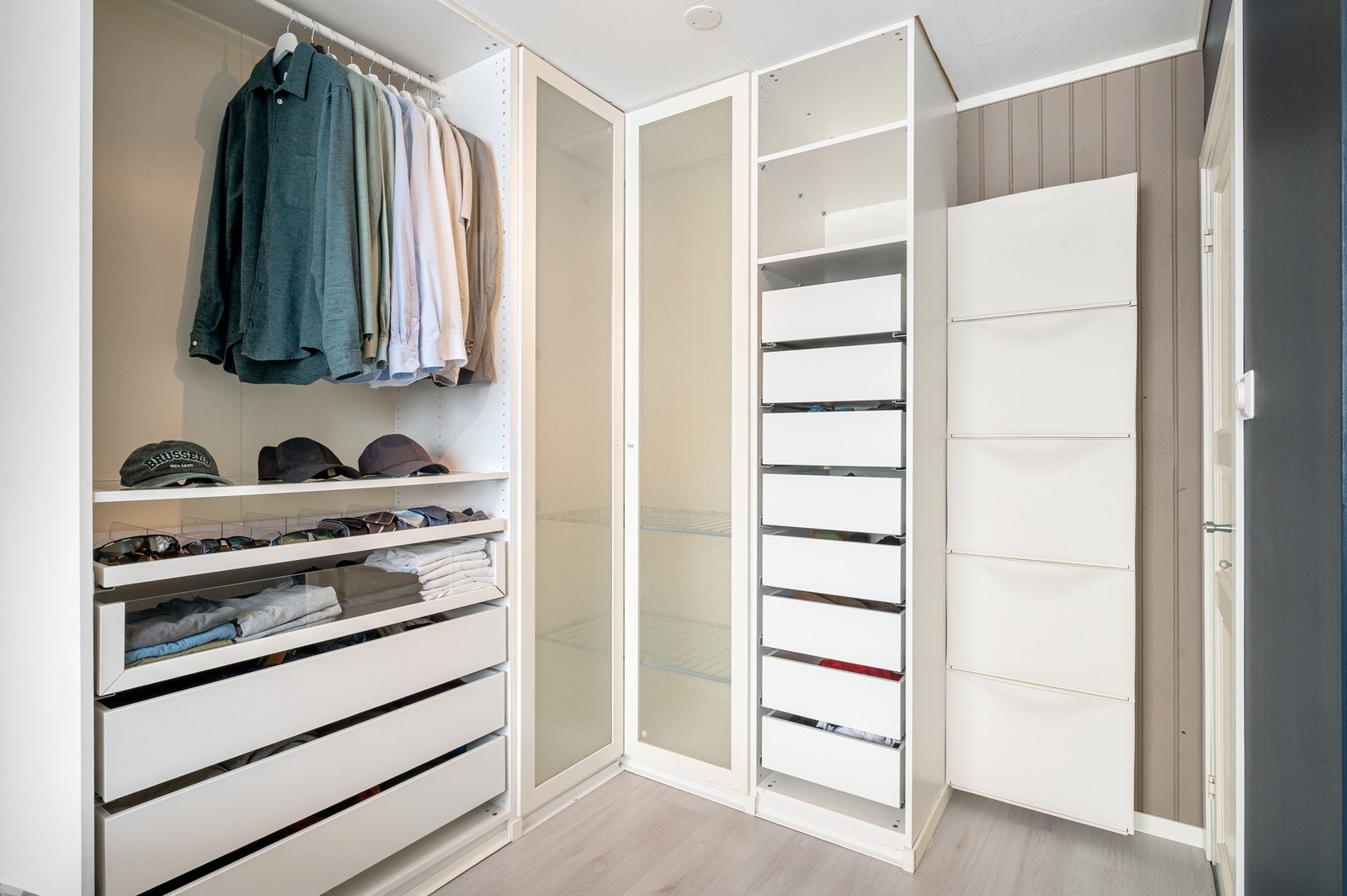 På soverommet har man en praktisk garderobeløsning. Galleribilde