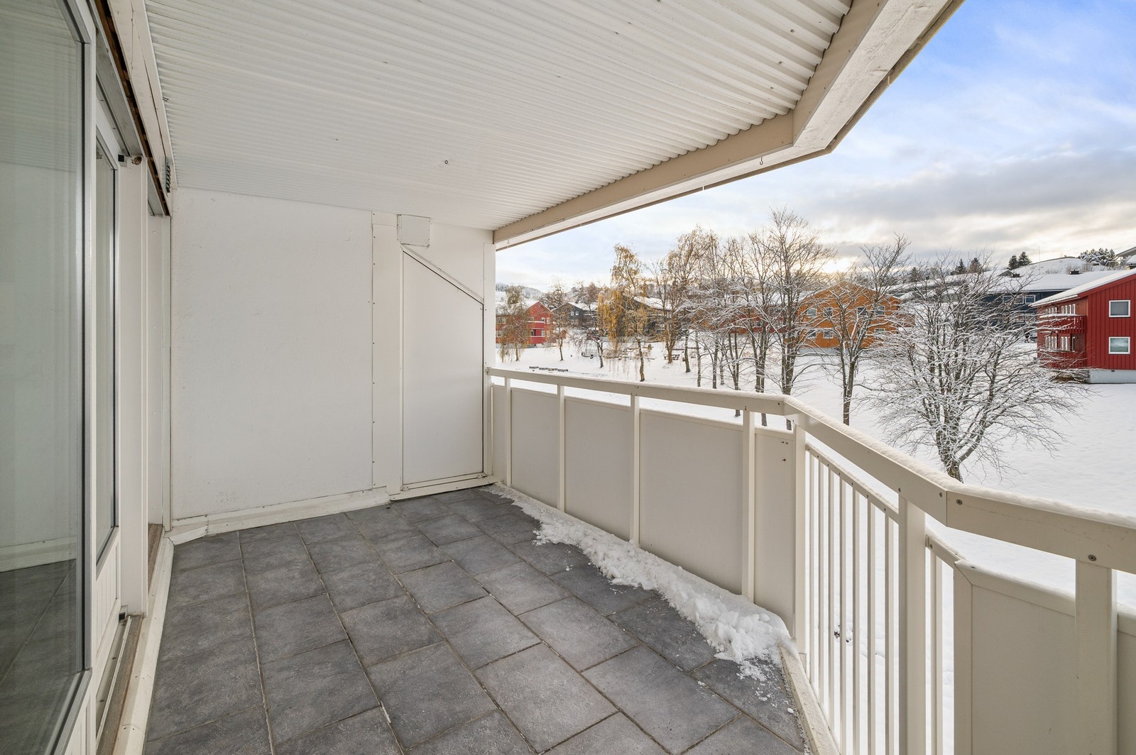 Balkongen er delvis overbygd og har en sørvendt beliggenhet som gir gode solforhold. Galleribilde