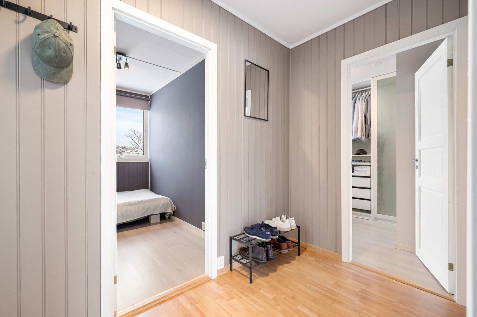 Entreen har god plass til sko- og klesoppheng. Galleribilde