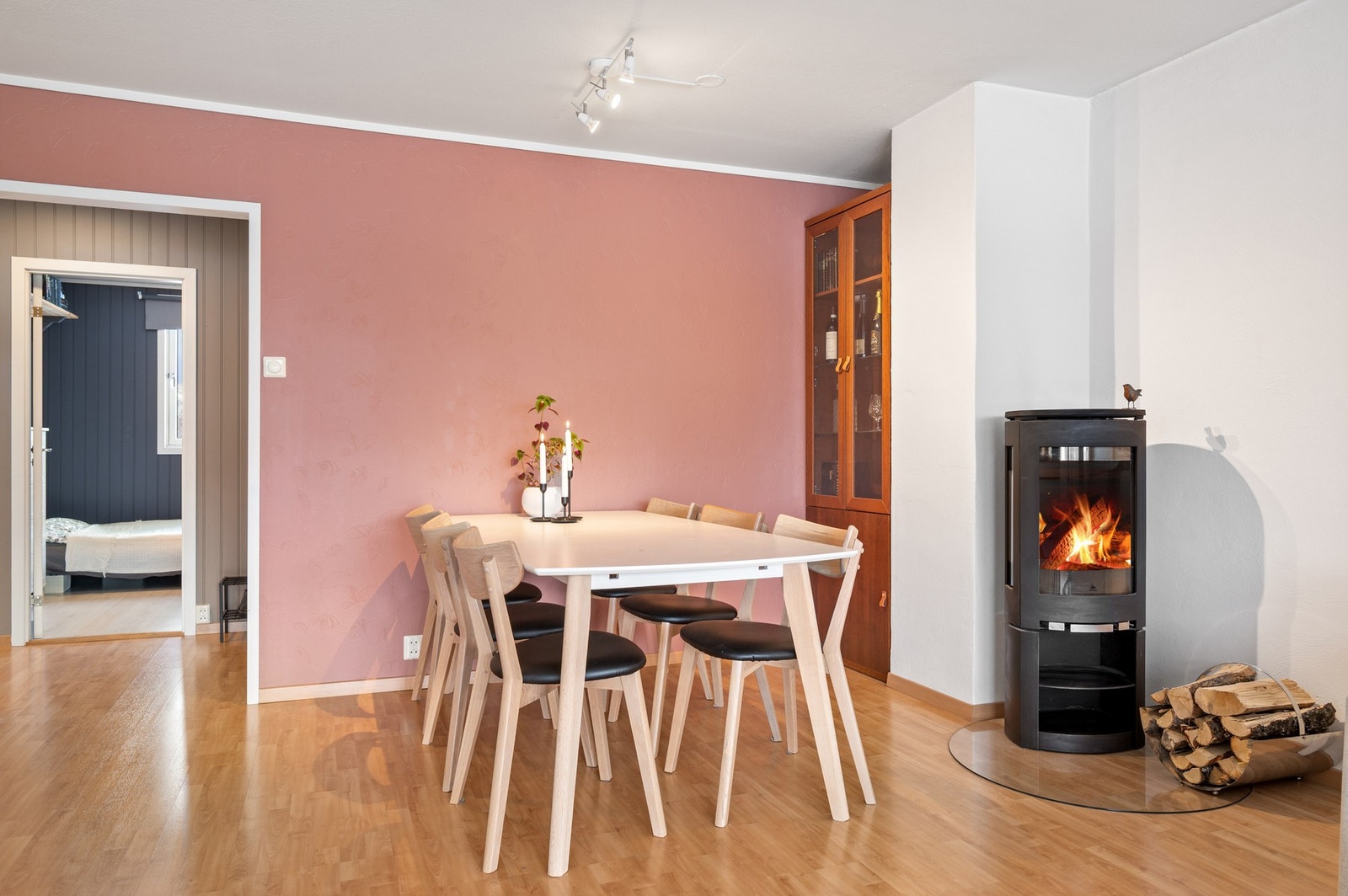 Leiligheten er utstyrt med en praktisk vedovn som gir en lun oppvarming og lavere strømkostnader på vinterhalvåret. Galleribilde