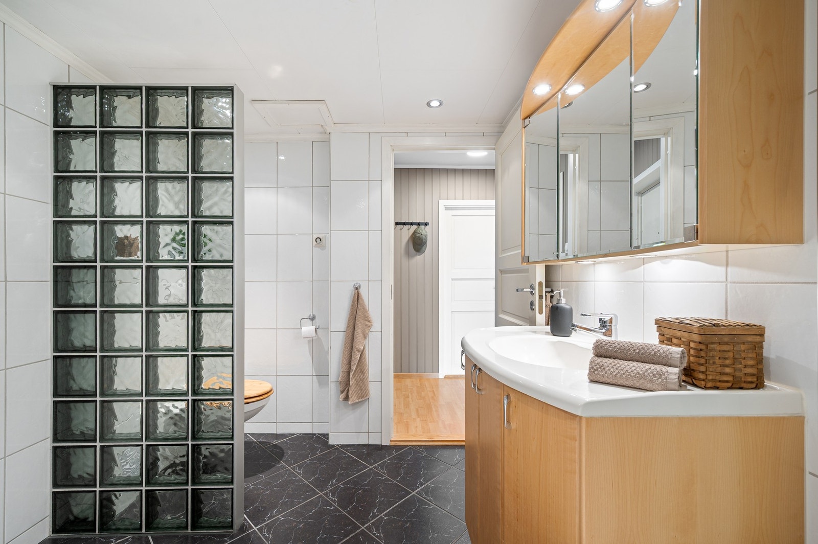 Flislagt baderom med varme i gulvet og downligts i himling. Galleribilde