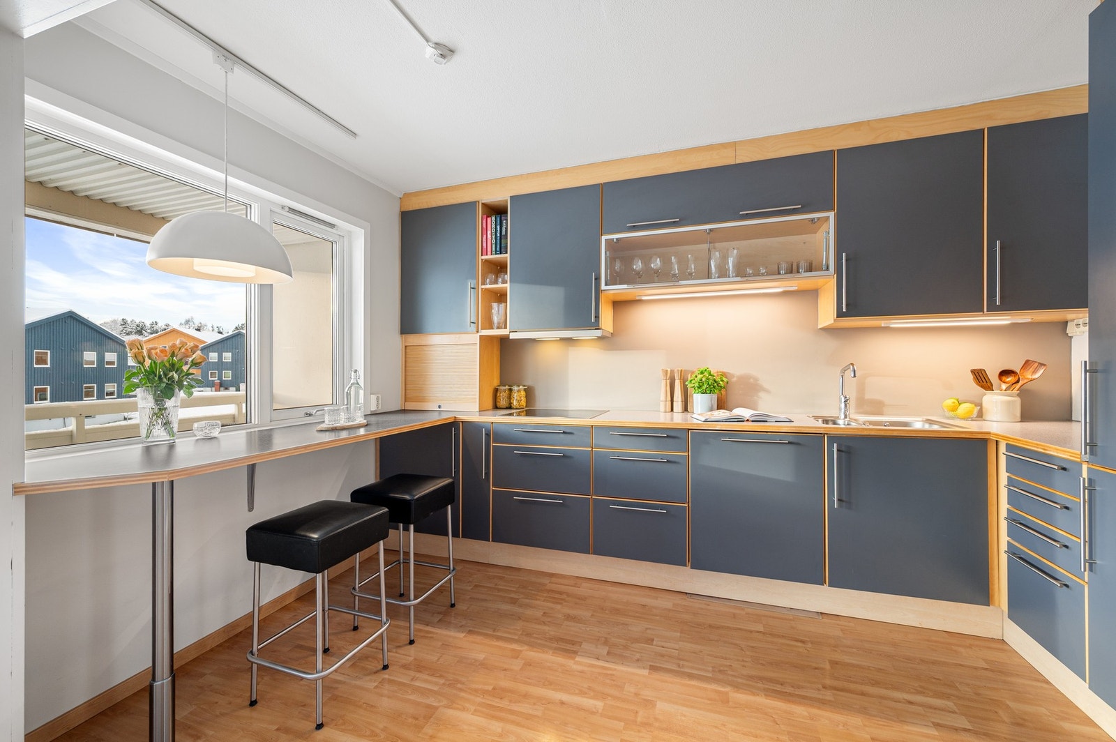 Kjøkkenet er på 9 m². Kjøkkenet har integrerte hvitevarer som frys/kjøleskap, stekeovn og oppvaskmaskin. Galleribilde