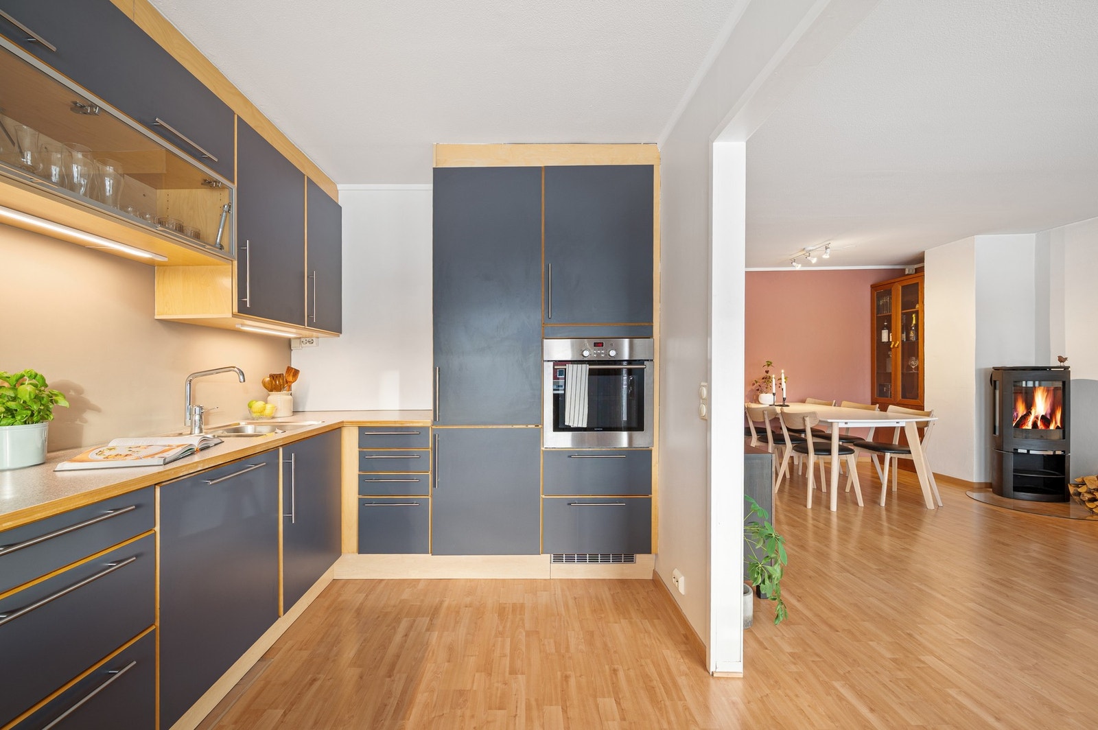 Den delvis åpne stue/ kjøkkenløsningen gjør leiligheten sosial og luftig. Galleribilde