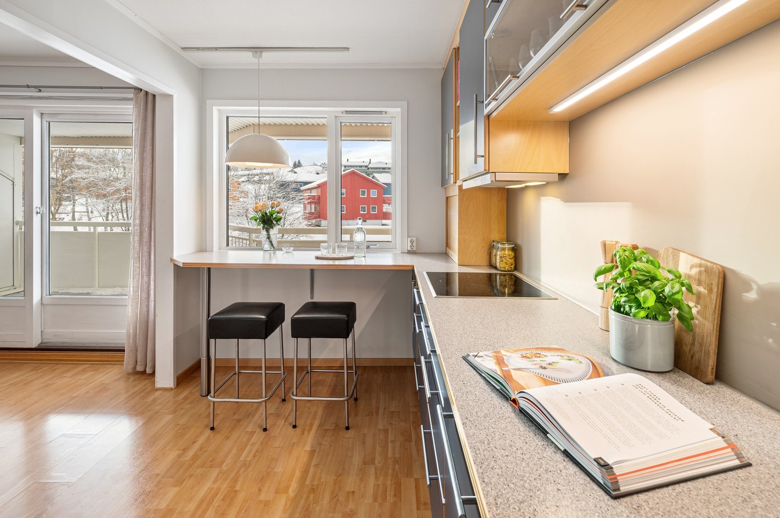 Kjøkkenet har rikelig med skap- og benkeplass. Galleribilde