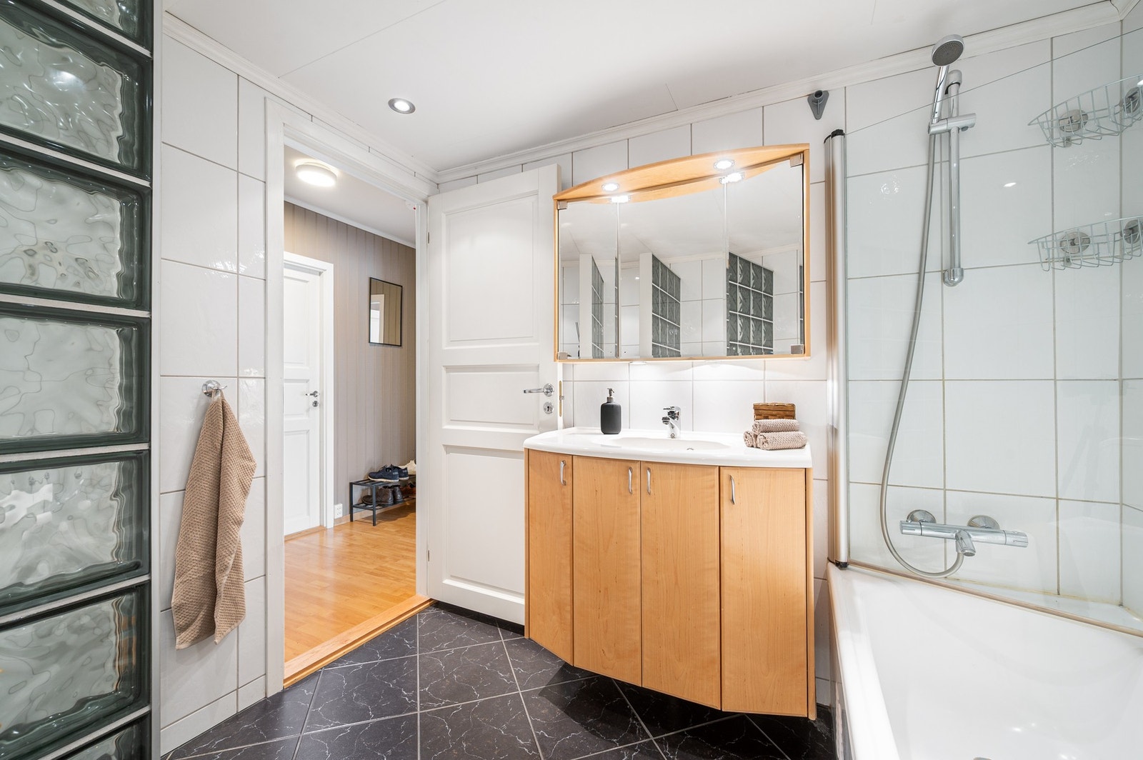 Badet har opplegg for vaskemaskin. Galleribilde