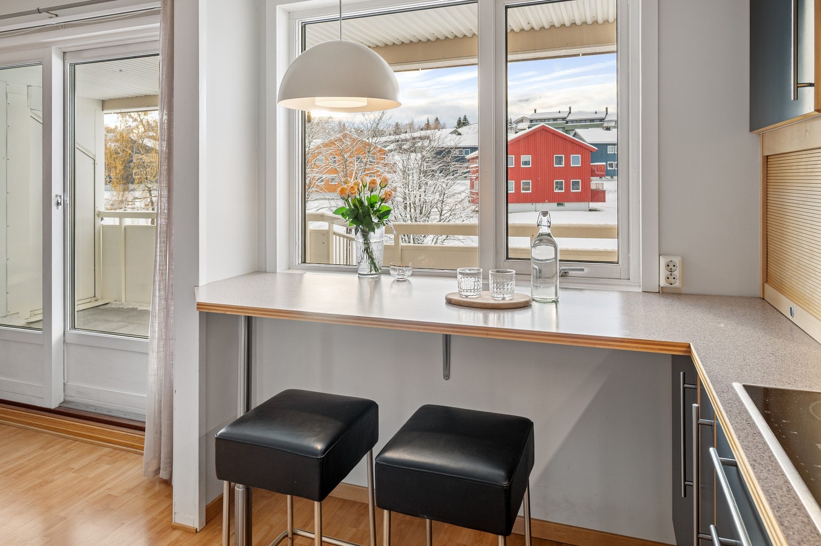 På kjøkkenet er det bygget inn et koselig frokostbord. Galleribilde