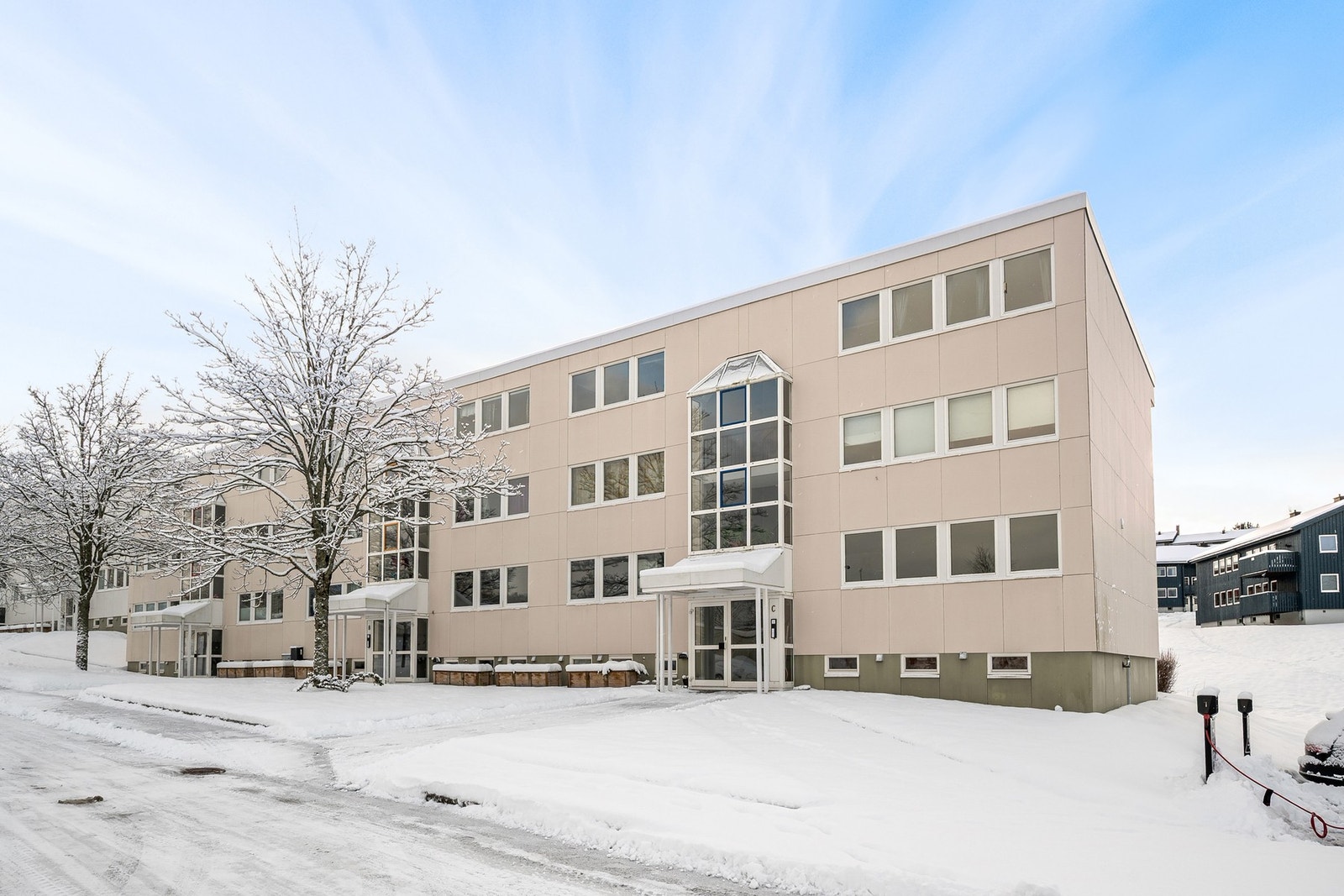 Boligen har umiddelbar nærhet til parkering med mulighet for elbil-lading. Galleribilde