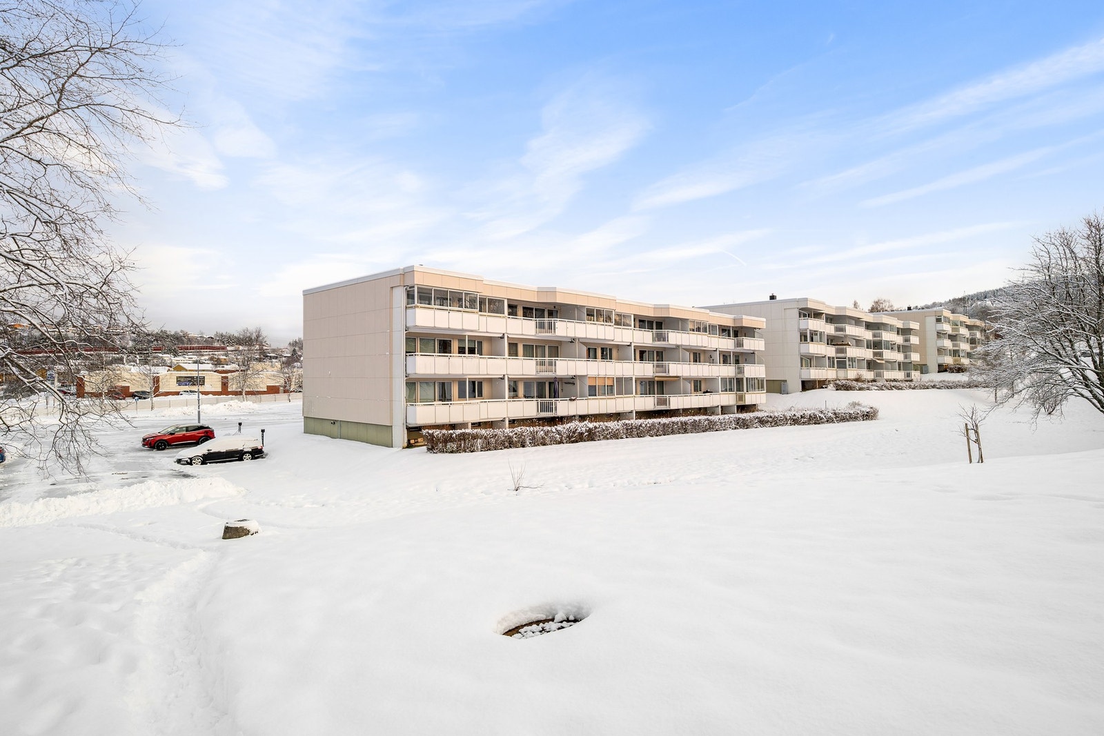 Borettslaget har en fin plassering i feltet med nærhet til alt man trenger i hverdagen. Galleribilde