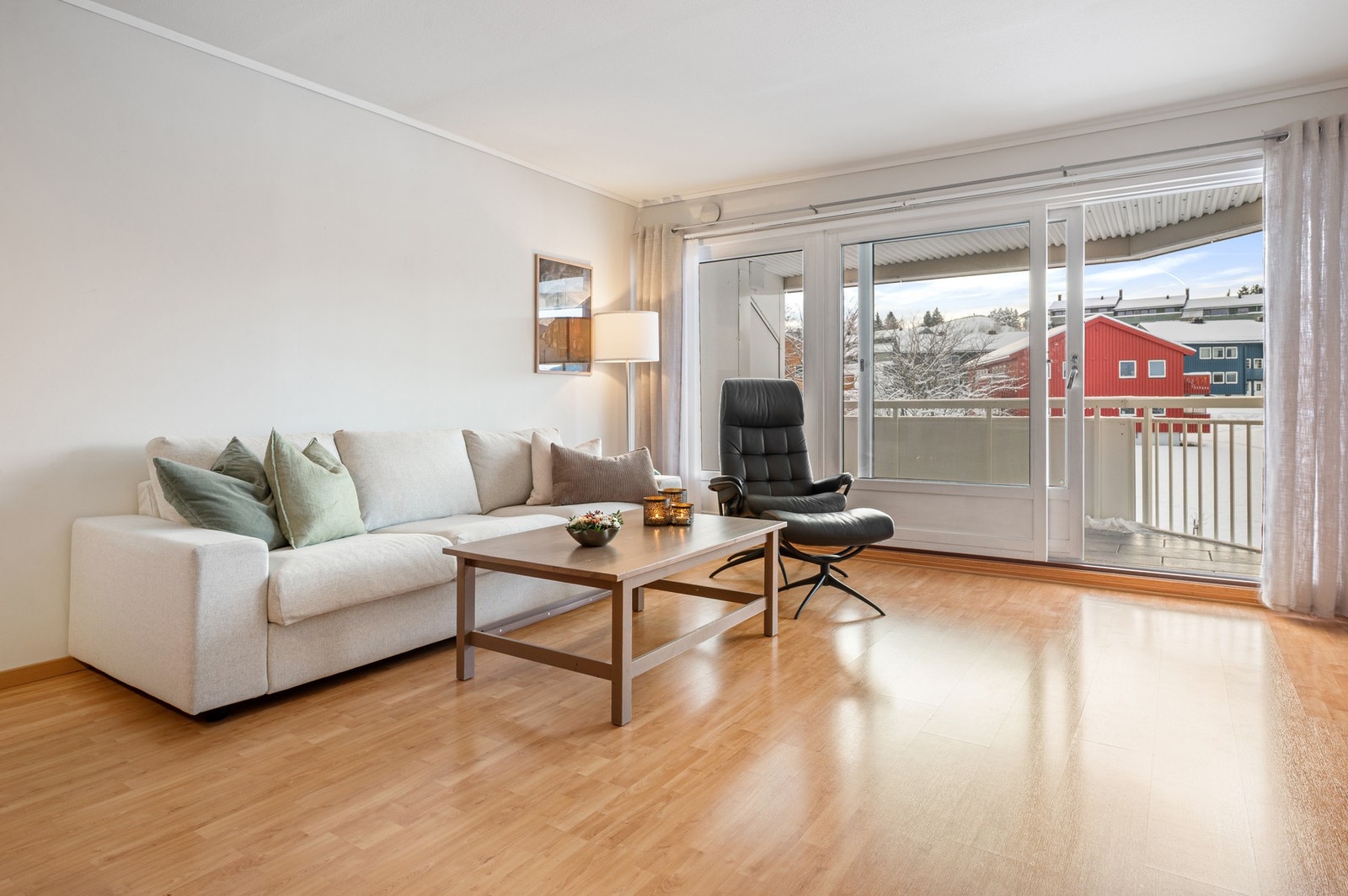 Stuen gir tilgang til boligens balkong. Galleribilde