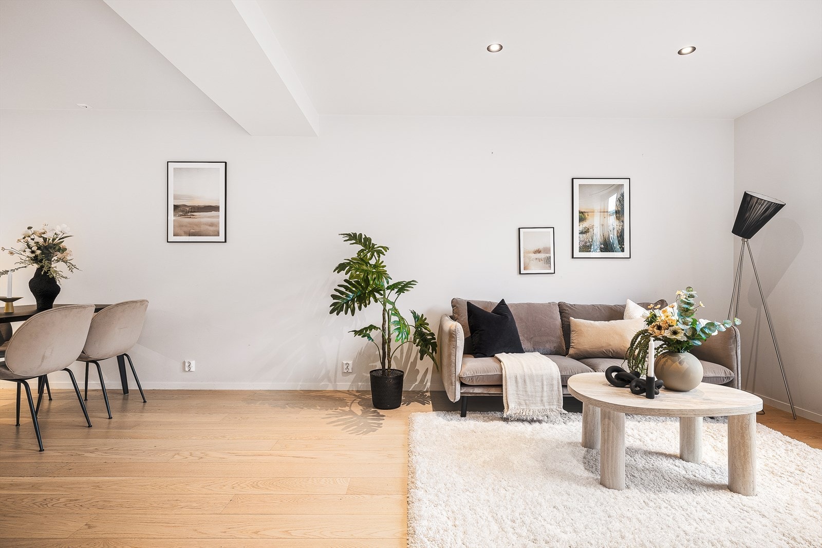 Det er montert innfelte downlights i himlingen. Galleribilde