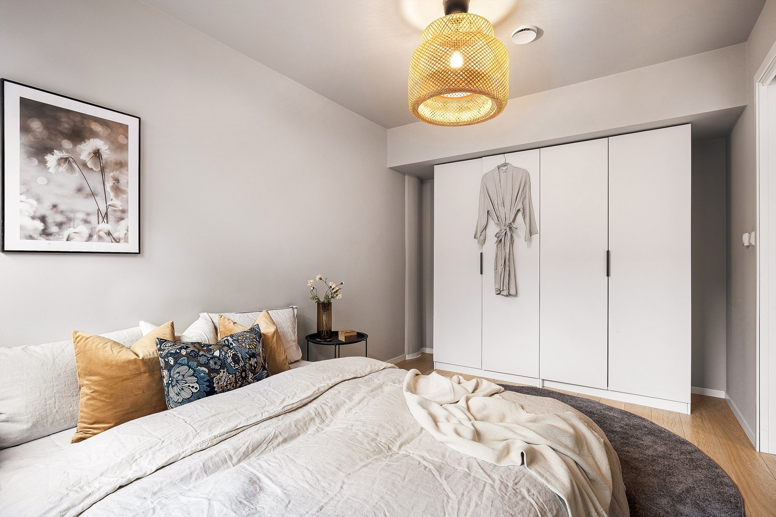 Soverommet har også god garderobeplass. Galleribilde