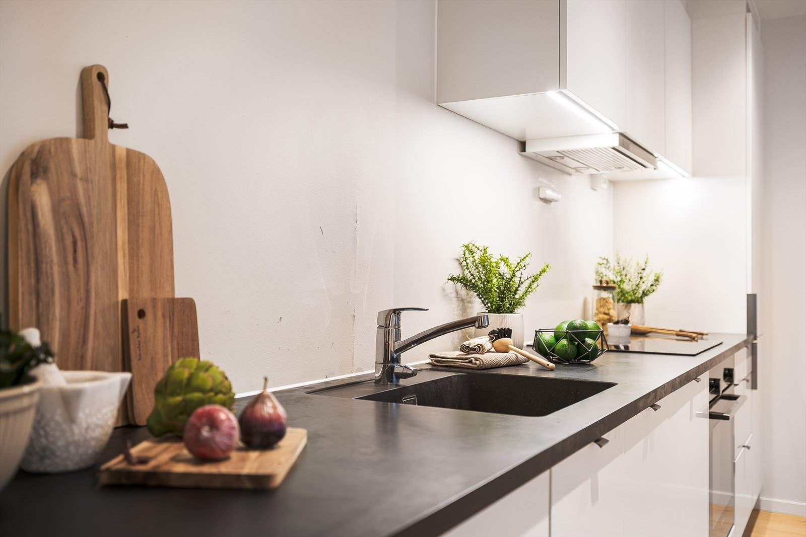 Det er god benke- og skapplass. Galleribilde