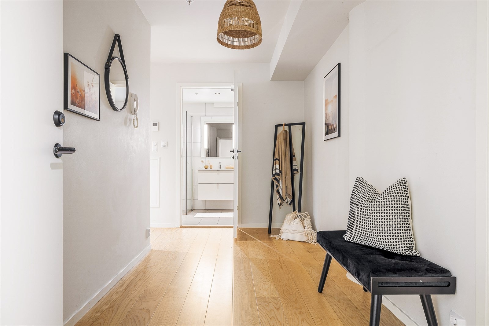 Romslig entré med god plass til garderobeløsninger. Galleribilde