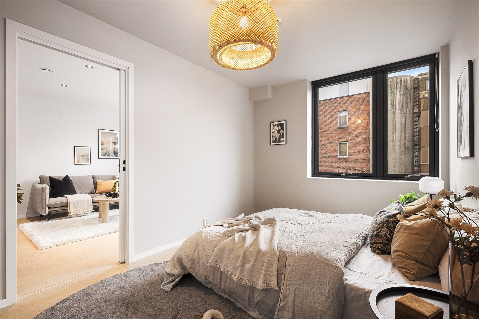 Leiligheten har ett soverom. Rommet har parkett på gulvet, og både vegger og tak har malte, slette flater. Galleribilde