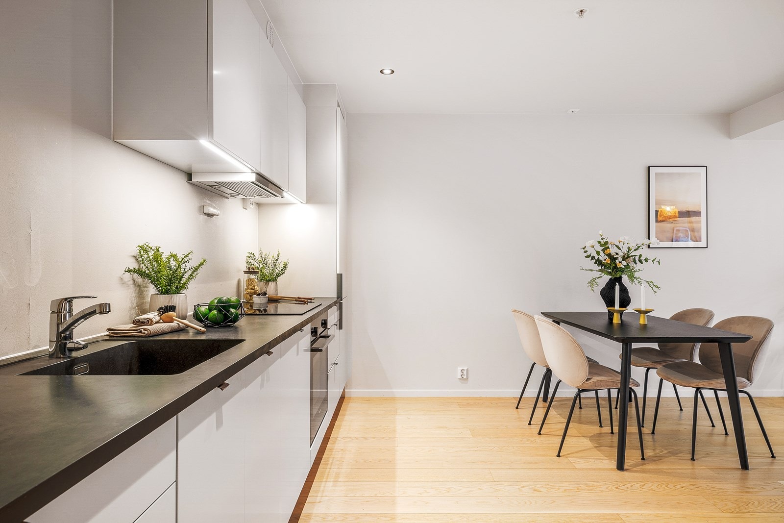 Spisebordet finner sin plass like ved kjøkkenet. Galleribilde