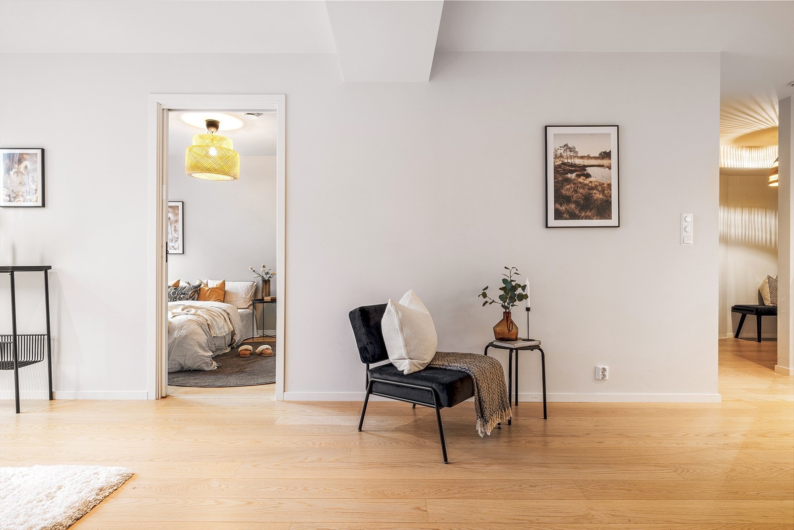 Fra stuen er det skyvedør inn til soverommet. Galleribilde